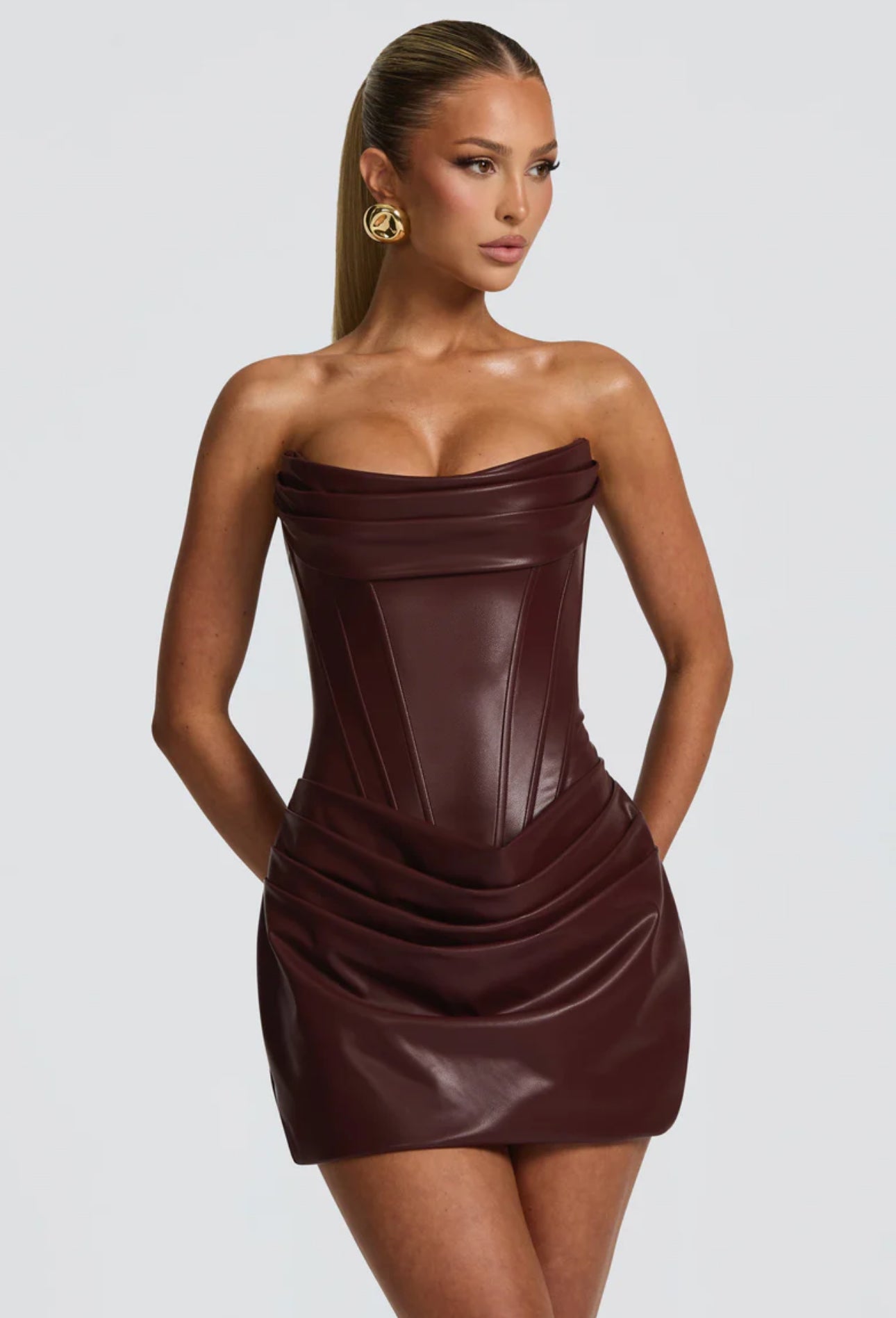 Abito corsetto in ecopelle “Valeria” Seduzione e carattere in un unico capo. Questo mini abito in ecopelle esalta la silhouette grazie al corsetto strutturato e alla chiusura con lacci sul retro. Il drappeggio delicato sulla gonna aggiunge eleganza