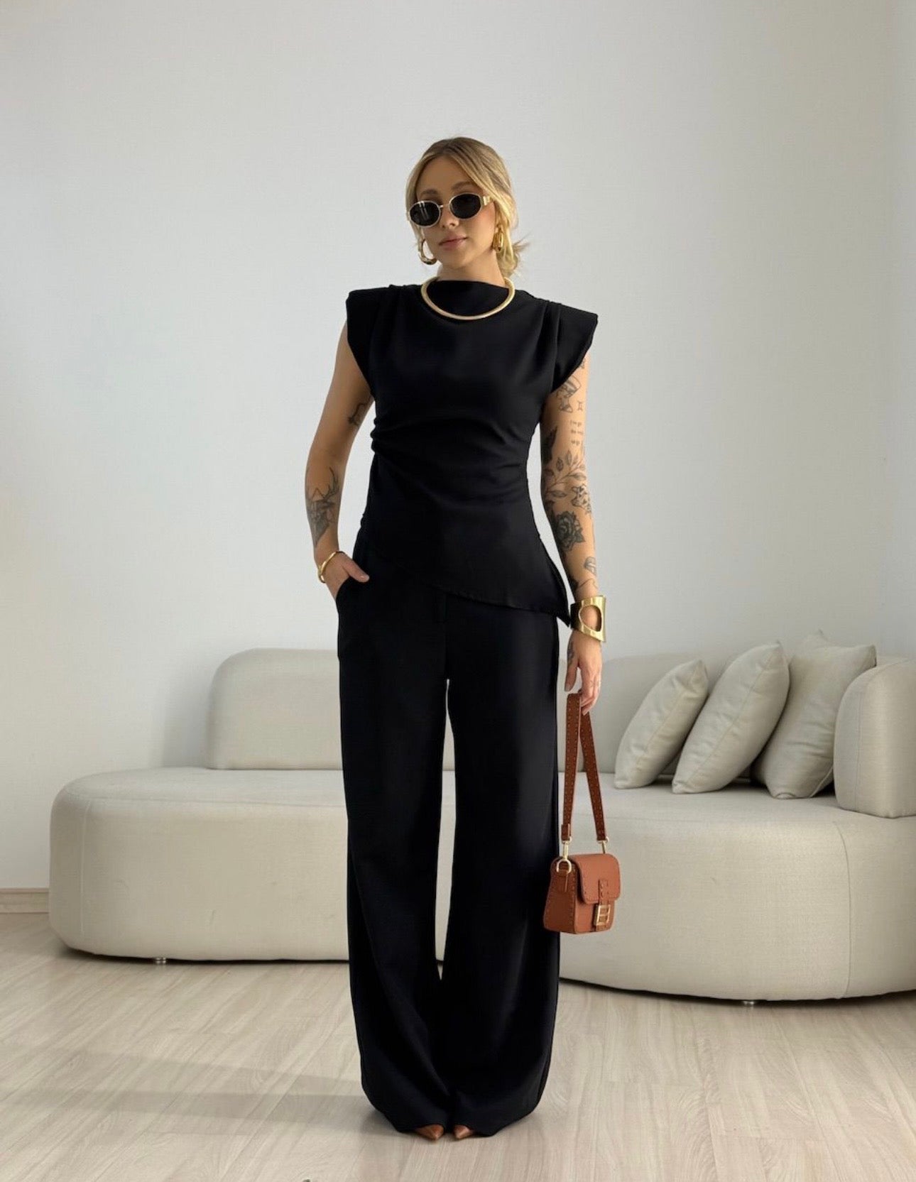 Coordinato Debora Raffinatezza contemporanea e femminilità si incontrano in questo completo coordinato perfetto per cerimonie, eventi speciali o per un look da giorno super chic.