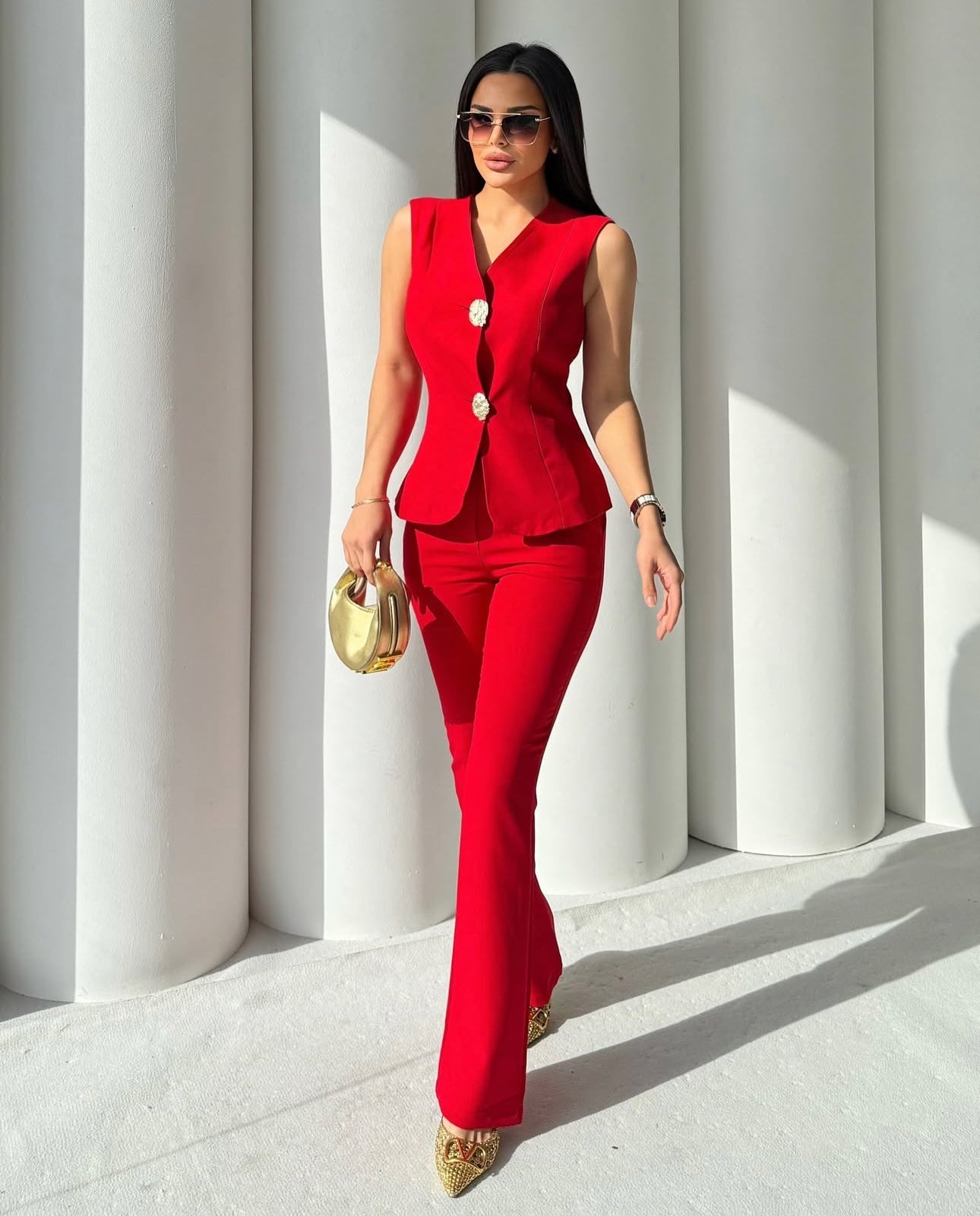 Set cord PERLA elegante composto da un gilet smanicato e un paio di pantaloni a gamba larga  Il gilet presenta due bottoni decorativi centrali dal design gioiello. I pantaloni sono a vita alta, con una vestibilità morbida e fluida