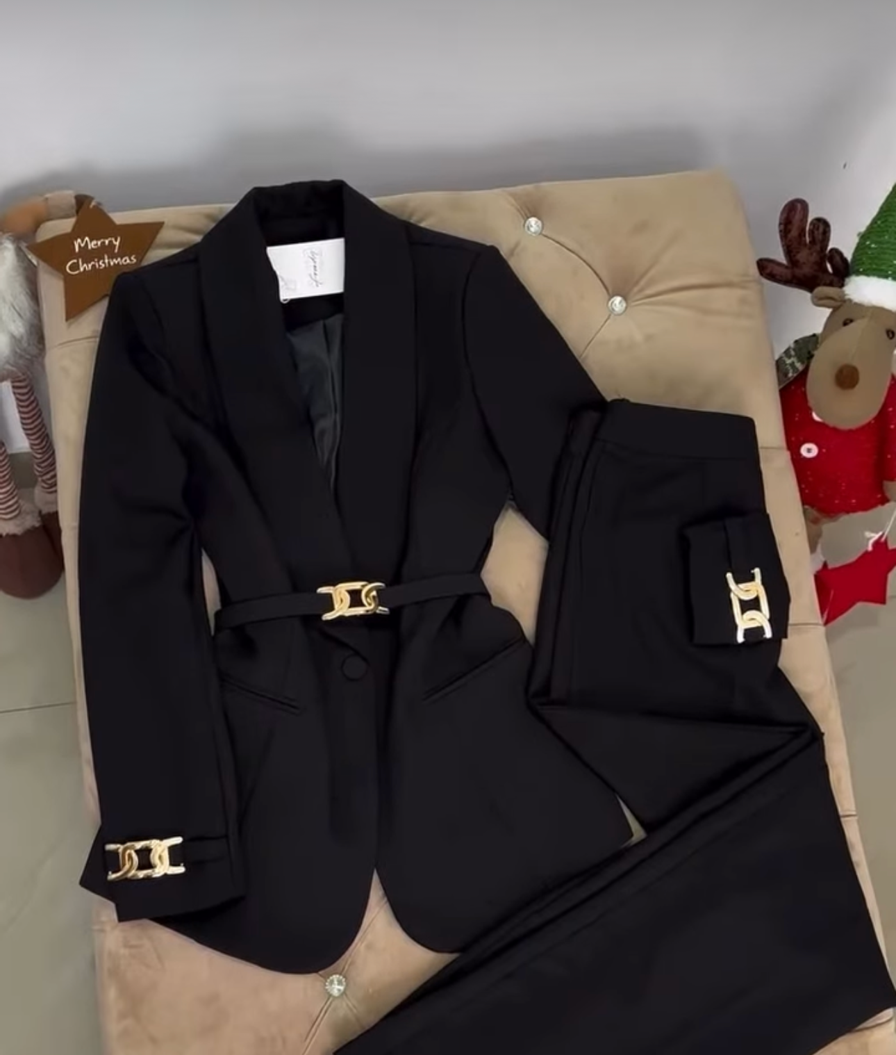 Tailleur Elisabetta dal design sofisticato e ultra femminile, perfetto per chi ama uno stile deciso ed elegante.