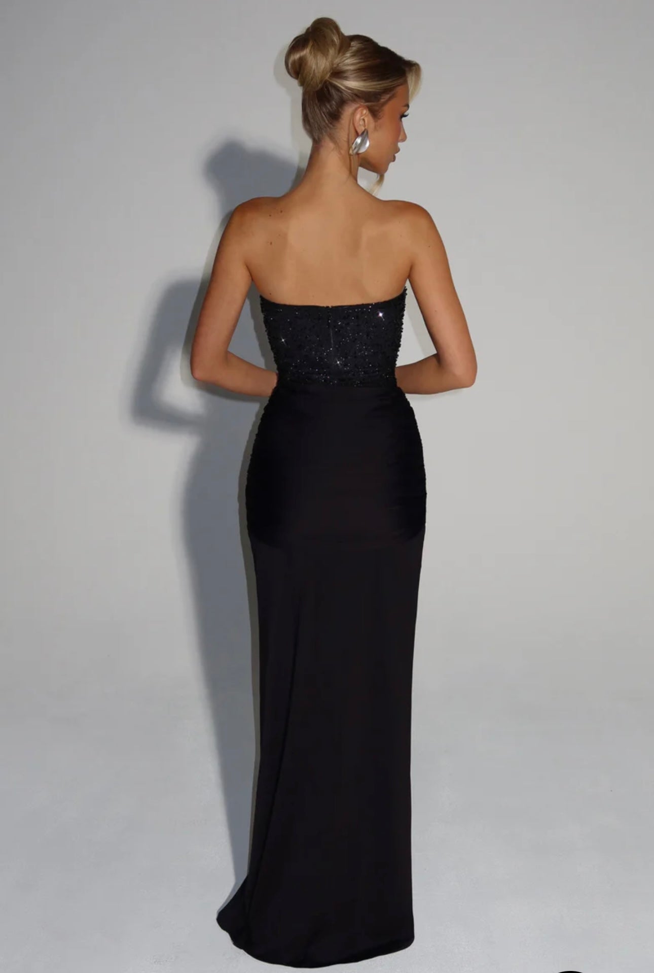 Abito LUNA Romantico e sofisticato,è pensato per lasciare il segno. Il corpetto strapless strutturato, impreziosito da micro-cristalli luminosi, valorizza il décolleté e la silhouette. La gonna lunga in tessuto fluido cade morbida