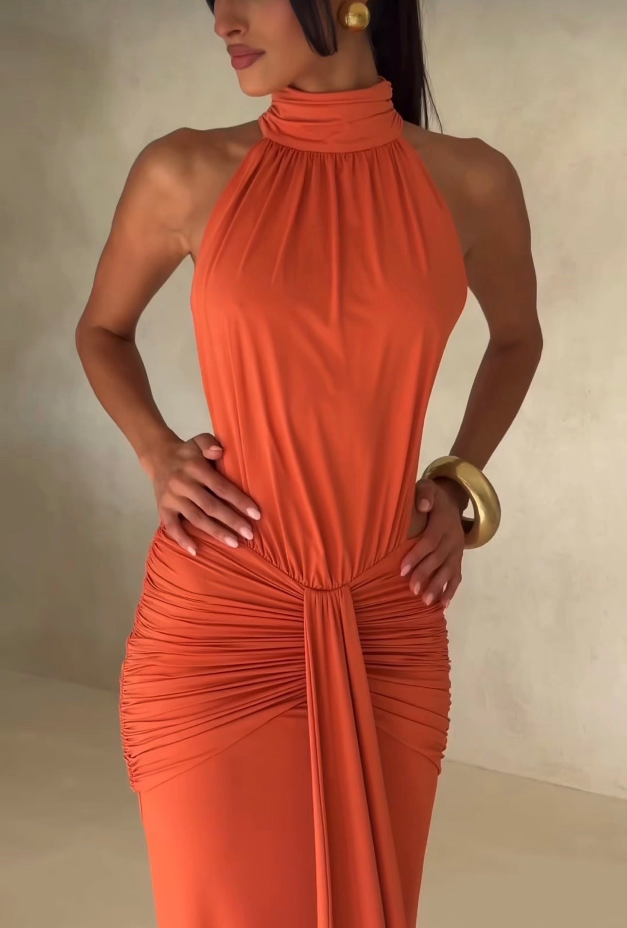 Abito Serena Caratterizzato da una silhouette a sirena che valorizza le forme, questo modello unisce un sofisticato collo alto a un audace gioco di drappeggi e intagli cut-out sui fianchi.