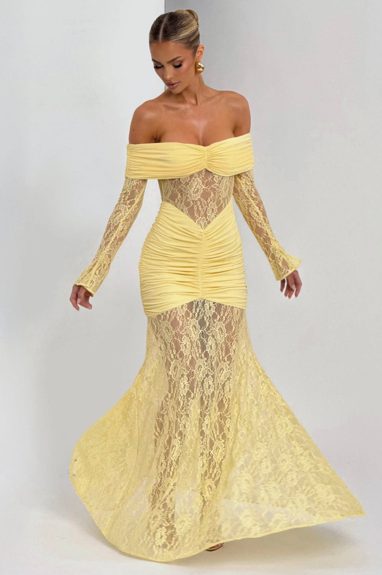 Abito AMIRA Trasparenze audaci e drappeggi perfetti. Scopri l'abito lungo in pizzo e mesh che ridefinisce l'eleganza per i tuoi eventi speciali.