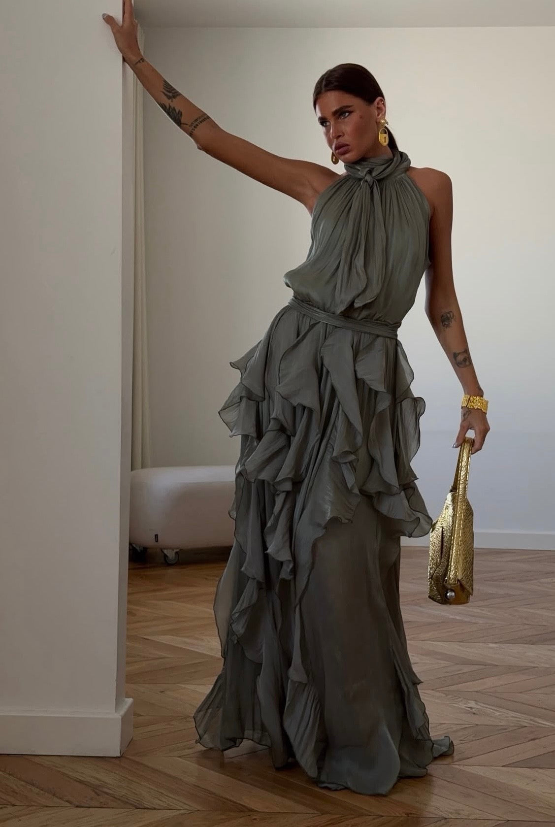 Abito Rouches maxi dress con scollo all'americana, collo con fiocco e gonna a cascata di rouches multistrato pensato per chi vuole essere al centro della scena senza sforzo. La silhouette fluida e il tessuto leggero lo rendono perfetto