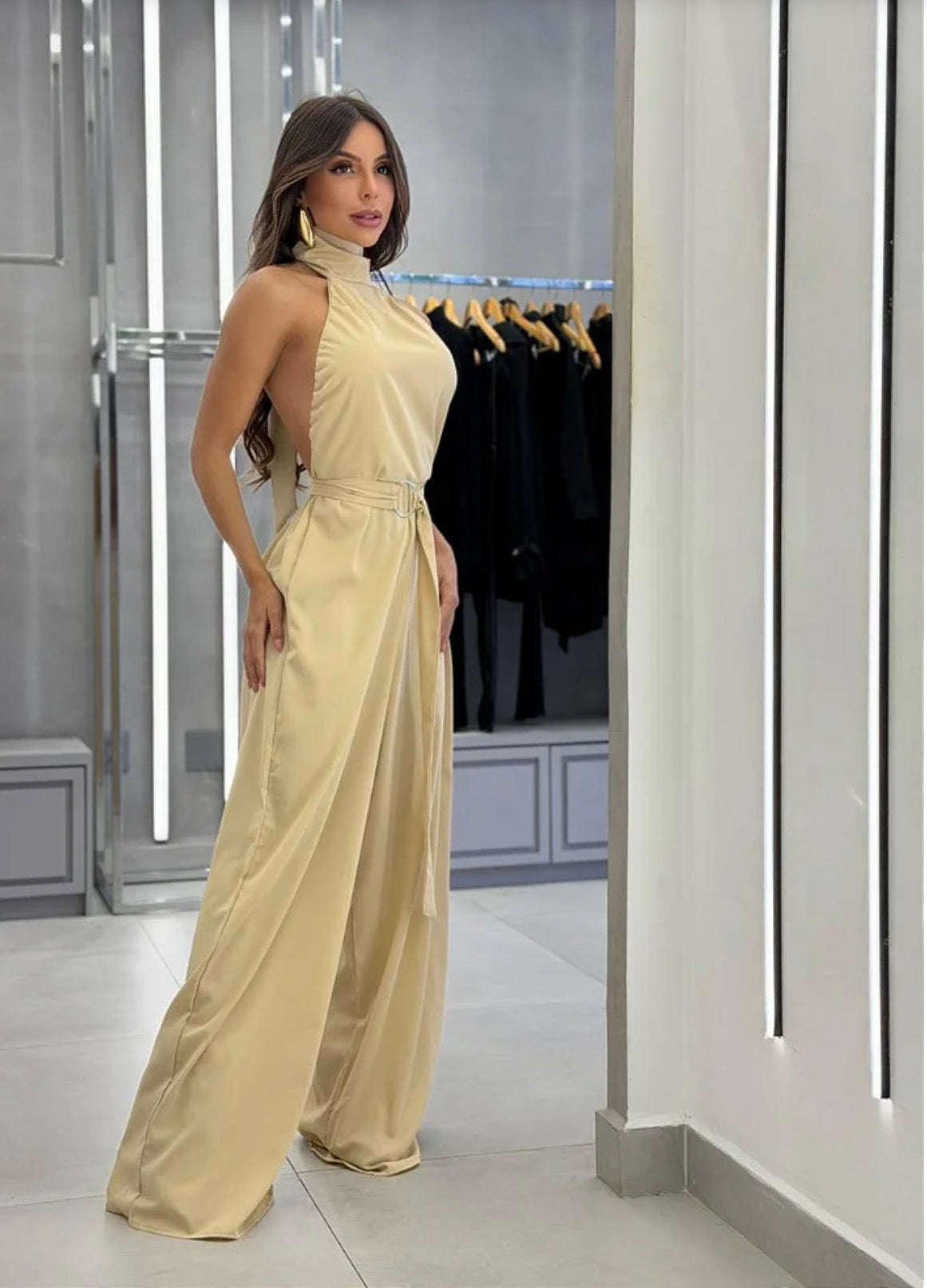 Jumpsuite Melissa un capo iconico che ridefinisce l'eleganza contemporanea. Questa tuta dal design sofisticato combina linee pulite e dettagli ricercati per un look impeccabile, giorno e sera.