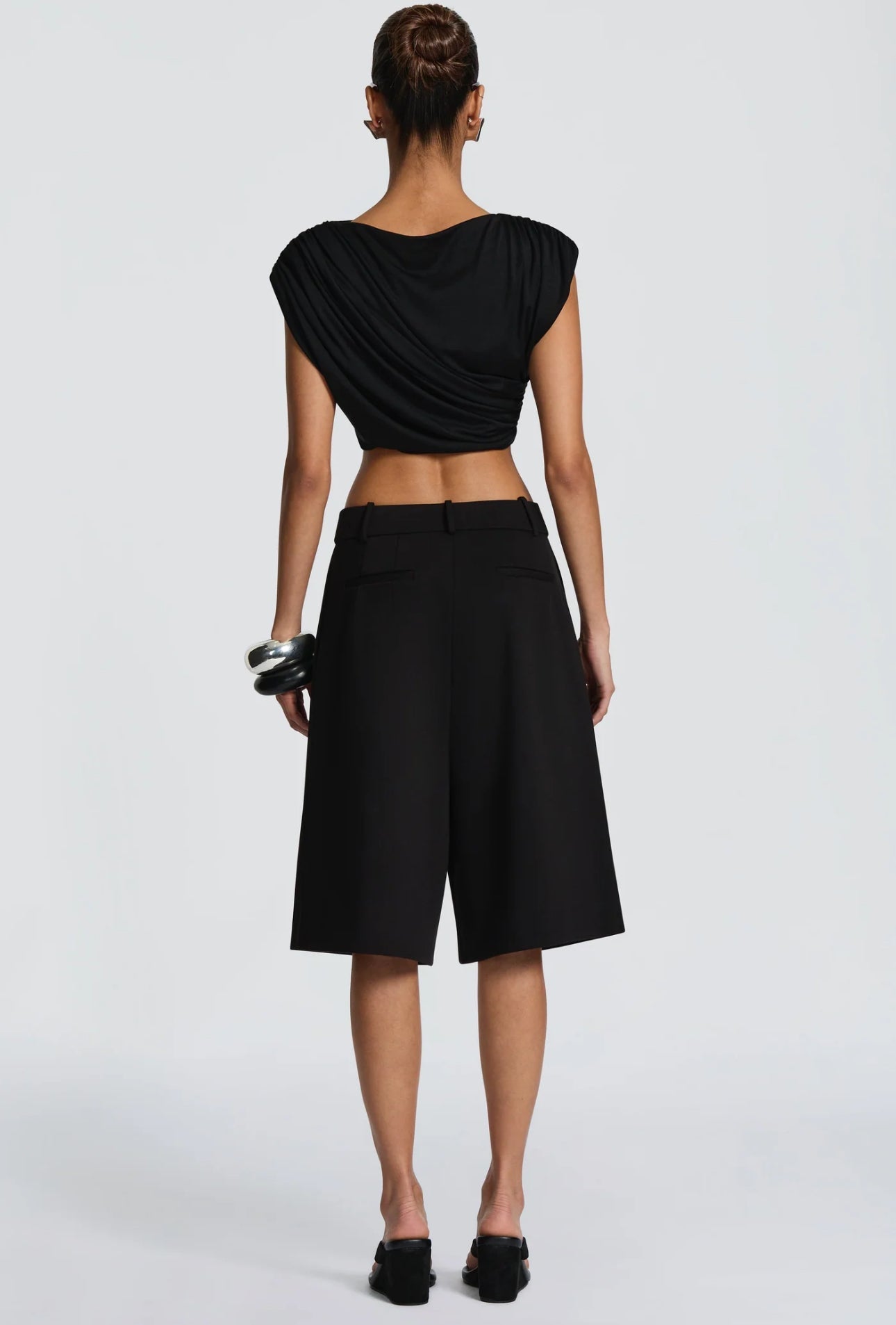 Completo GIULIA Questo look è un perfetto mix tra eleganza e minimalismo, ideale sia per il giorno che per la sera.