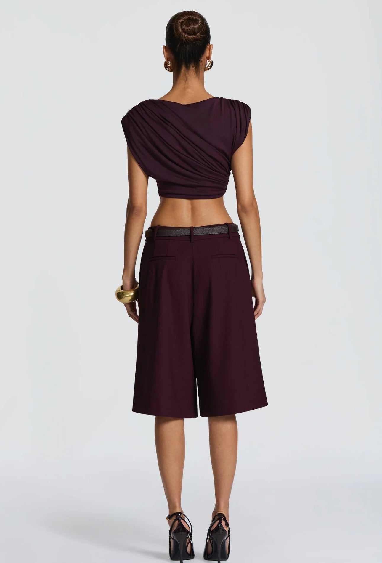 Completo GIULIA Questo look è un perfetto mix tra eleganza e minimalismo, ideale sia per il giorno che per la sera.