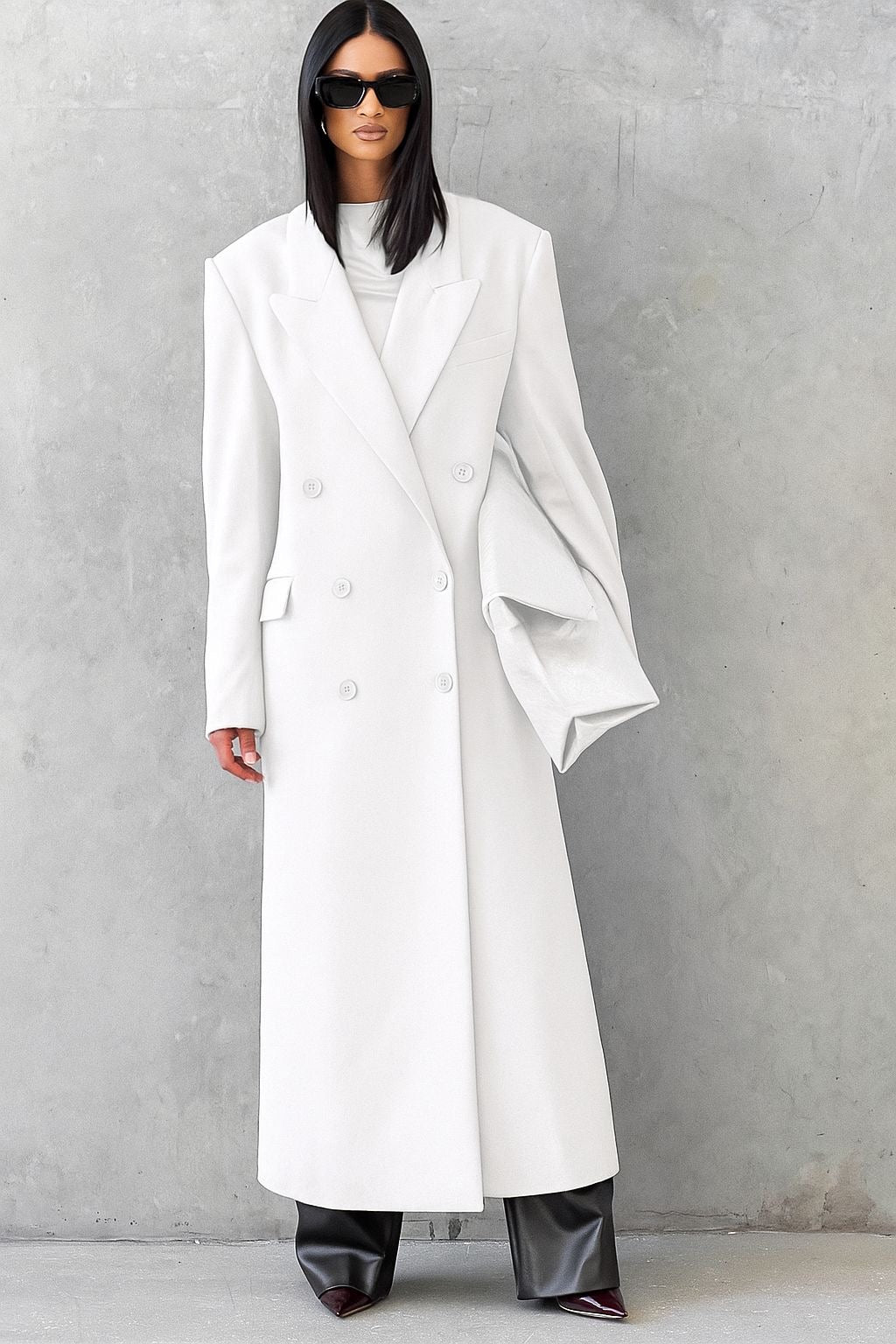 Promozione Cappotto ISABELLA  lungo dal taglio sartoriale con design doppiopetto e spalle strutturate. Elegante e versatile, perfetto per completare look sofisticati nelle giornate più fredde.