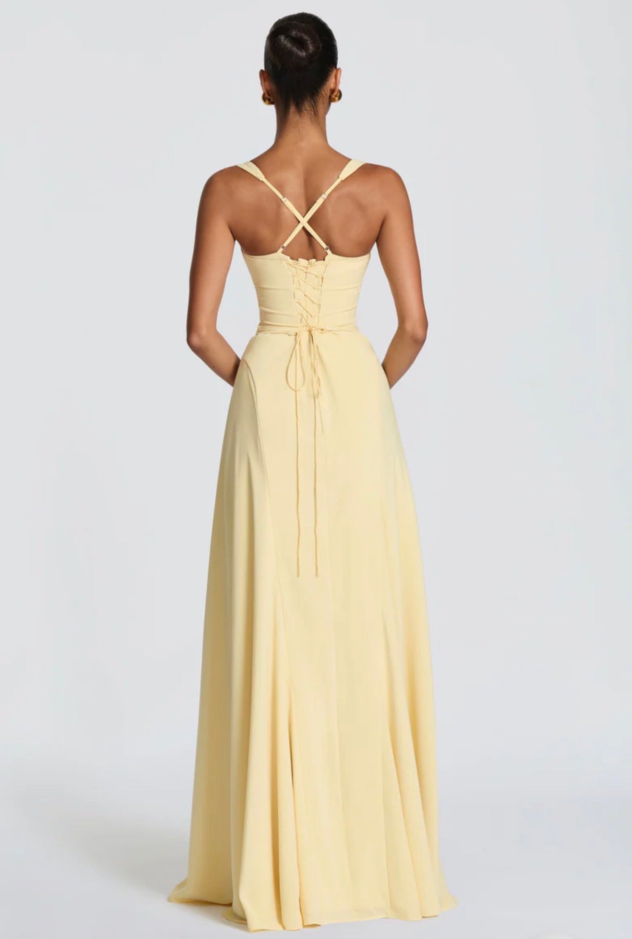 Abito Lungo Aura Corset Elegante ed esclusivo, l'abito lungo Aura ridefinisce la silhouette femminile con un corsetto delicato e spalline incrociate sul retro.