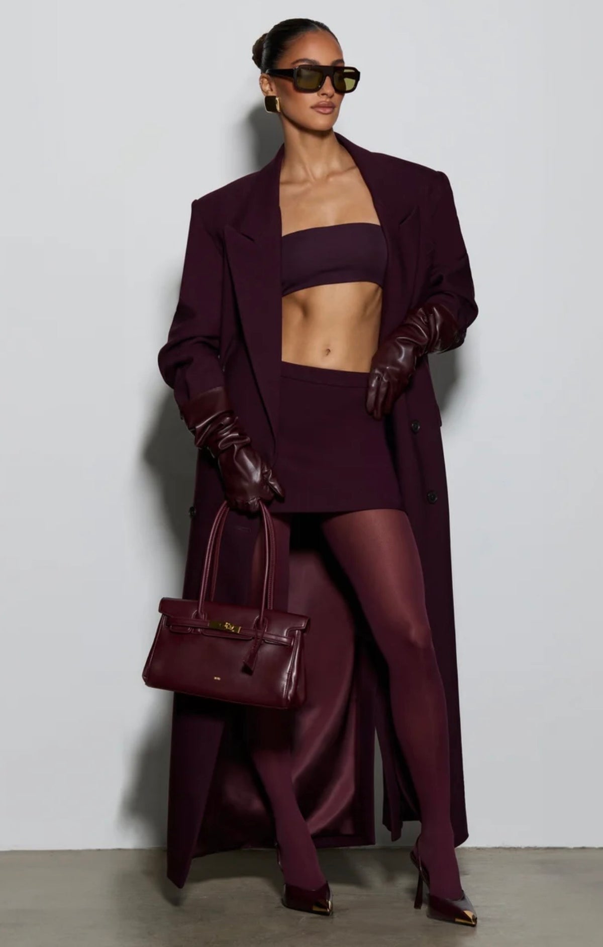 Cappotto Maxi Doppio Petto Sartoriale Caratterizzato da spalle definite, ampi revers e un’elegante allacciatura a doppio petto, è il capo definitivo per elevare i tuoi outfit invernali con un tocco di lusso discreto e minimalista.