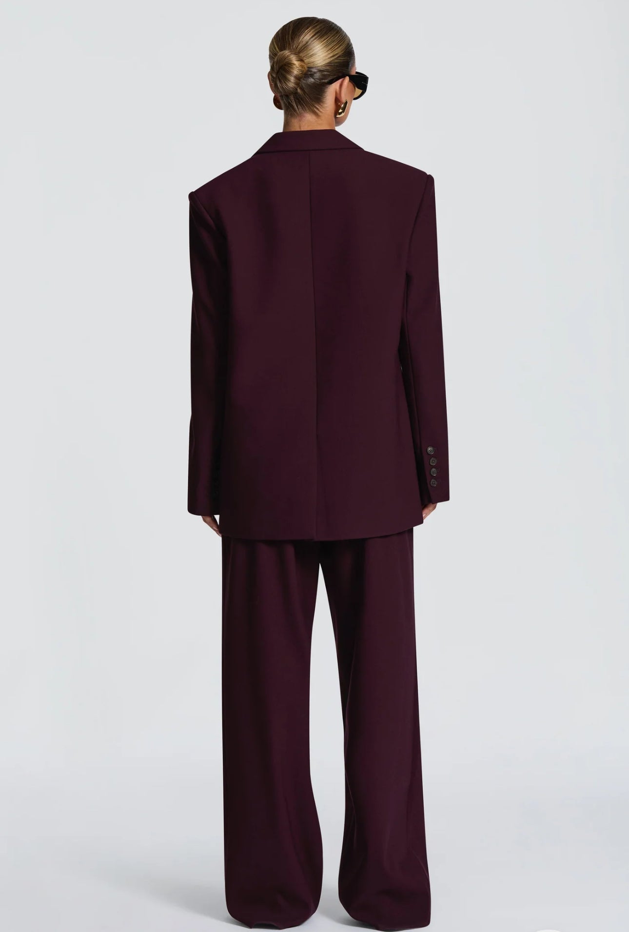 Tailleur ELEONORA in promo Completo elegante composto da giacca oversize, pantaloni a palazzo e top coordinato. Un look moderno e sofisticato, perfetto per eventi, serate chic o outfit di tendenza.