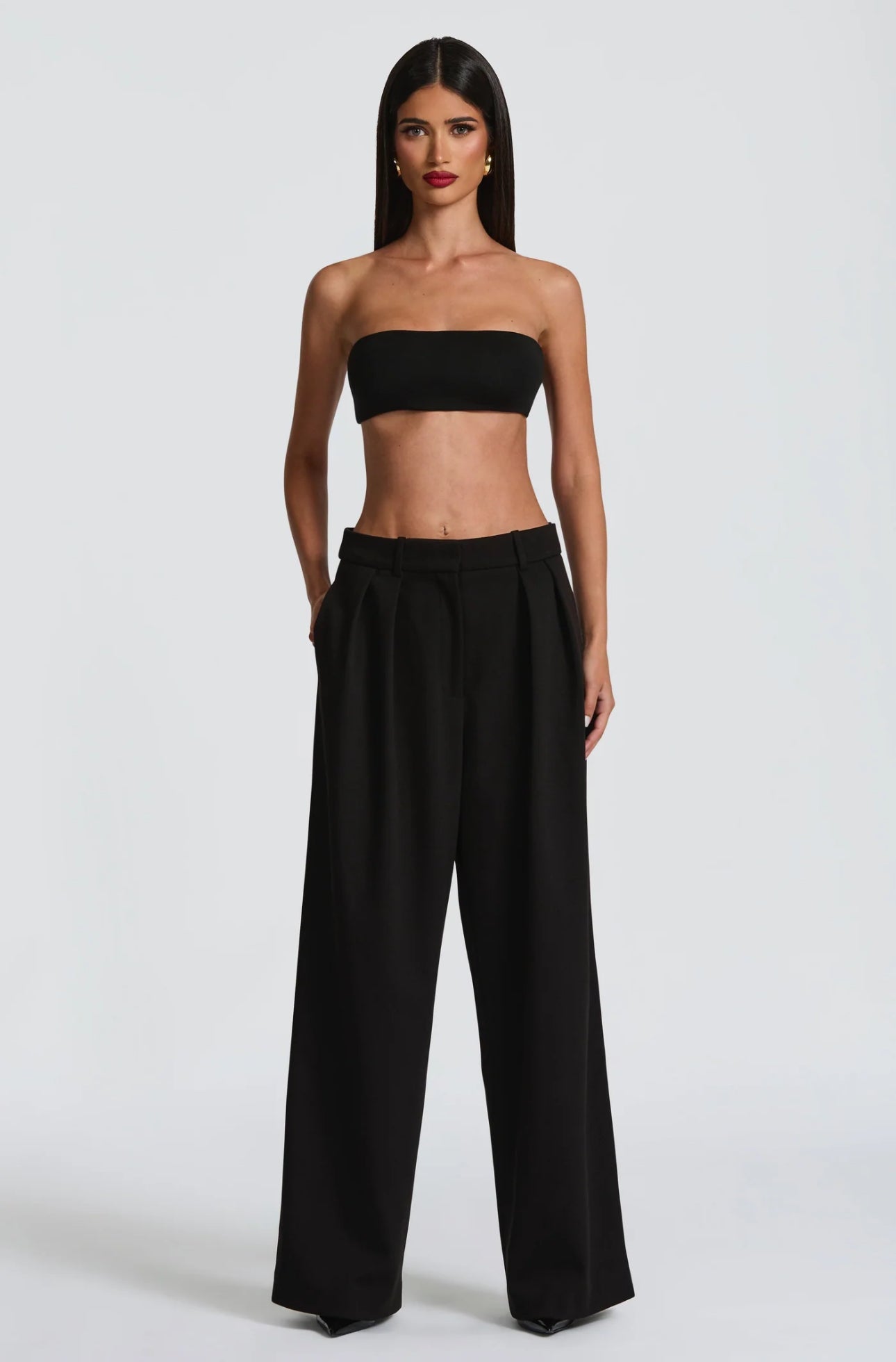 Tailleur ELEONORA in promo Completo elegante composto da giacca oversize, pantaloni a palazzo e top coordinato. Un look moderno e sofisticato, perfetto per eventi, serate chic o outfit di tendenza.