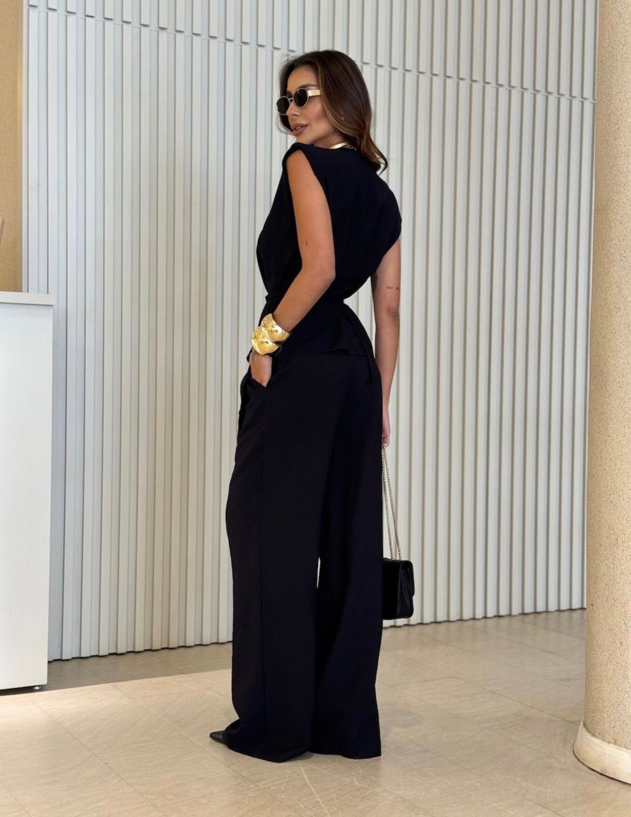Coordinato Federica completo due pezzi + cinta tessuto lino è l'alleato perfetto per chi cerca un look sofisticato senza rinunciare alla freschezza.