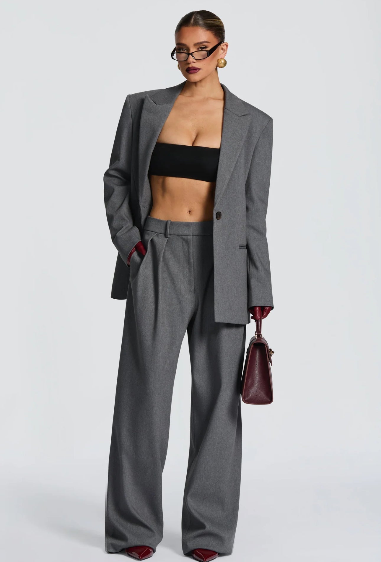 Tailleur ELEONORA in promo Completo elegante composto da giacca oversize, pantaloni a palazzo e top coordinato. Un look moderno e sofisticato, perfetto per eventi, serate chic o outfit di tendenza.