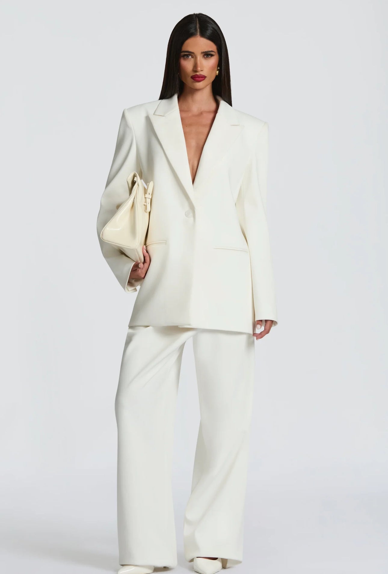 Tailleur ELEONORA in promo Completo elegante composto da giacca oversize, pantaloni a palazzo e top coordinato. Un look moderno e sofisticato, perfetto per eventi, serate chic o outfit di tendenza.
