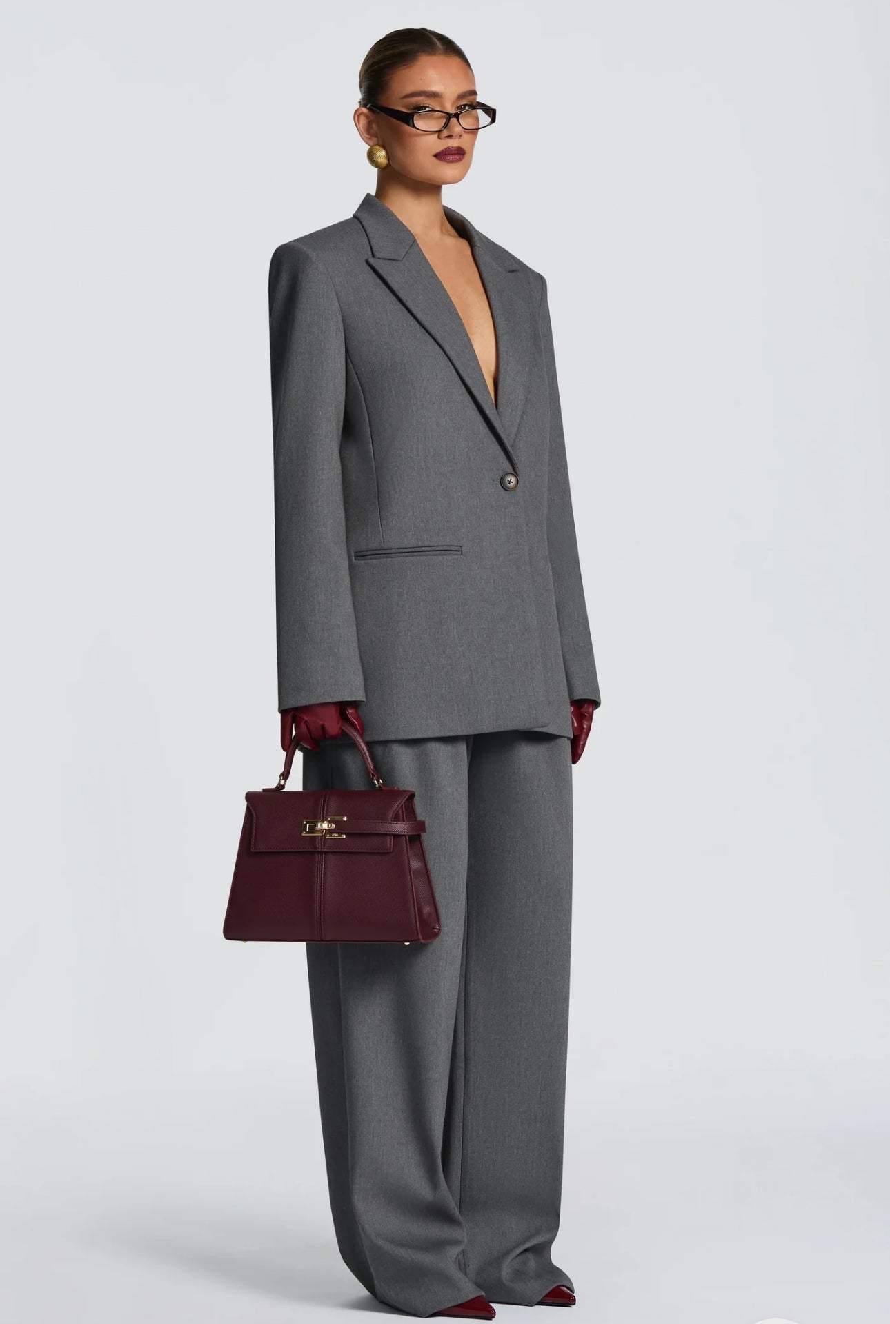 Tailleur ELEONORA in promo Completo elegante composto da giacca oversize, pantaloni a palazzo e top coordinato. Un look moderno e sofisticato, perfetto per eventi, serate chic o outfit di tendenza.