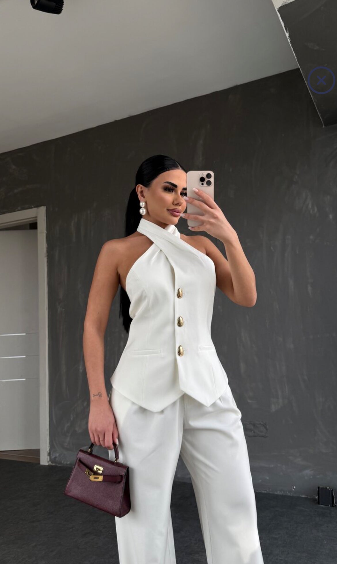 Setcord CRISTINA  composto da un top senza maniche con collo all'americana e pantaloni a gamba larga. Il top presenta una chiusura frontale con tre bottoni dorati