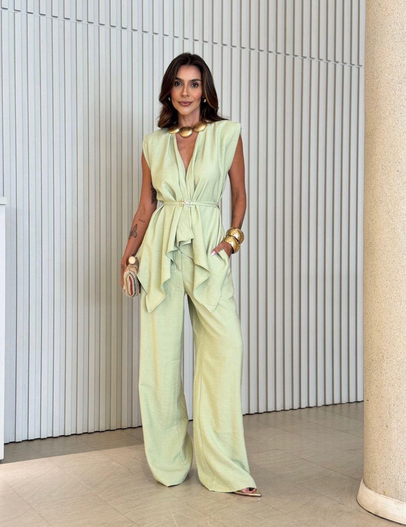 Coordinato Federica completo due pezzi + cinta tessuto lino è l'alleato perfetto per chi cerca un look sofisticato senza rinunciare alla freschezza.