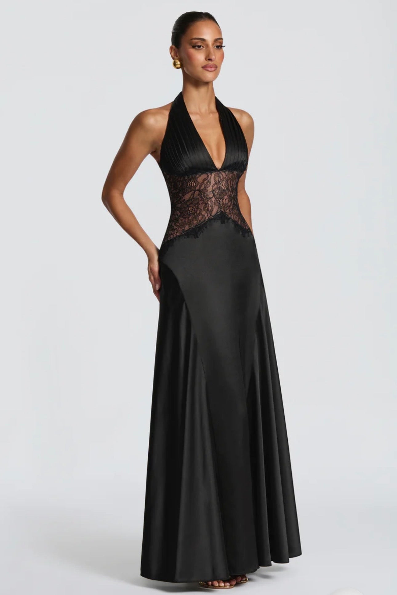 Abito Incanto Lasciati conquistare dall'eleganza fluida di un abito studiato per valorizzare ogni silhouette con una grazia senza tempo. Perfetto per le serate più esclusive, i gala e gli eventi indimenticabili.