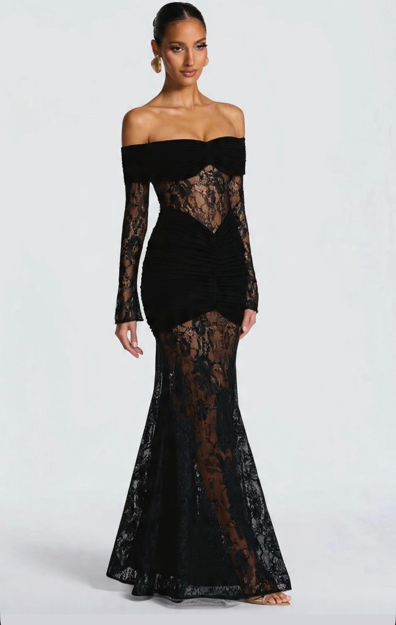 Abito AMIRA Trasparenze audaci e drappeggi perfetti. Scopri l'abito lungo in pizzo e mesh che ridefinisce l'eleganza per i tuoi eventi speciali.