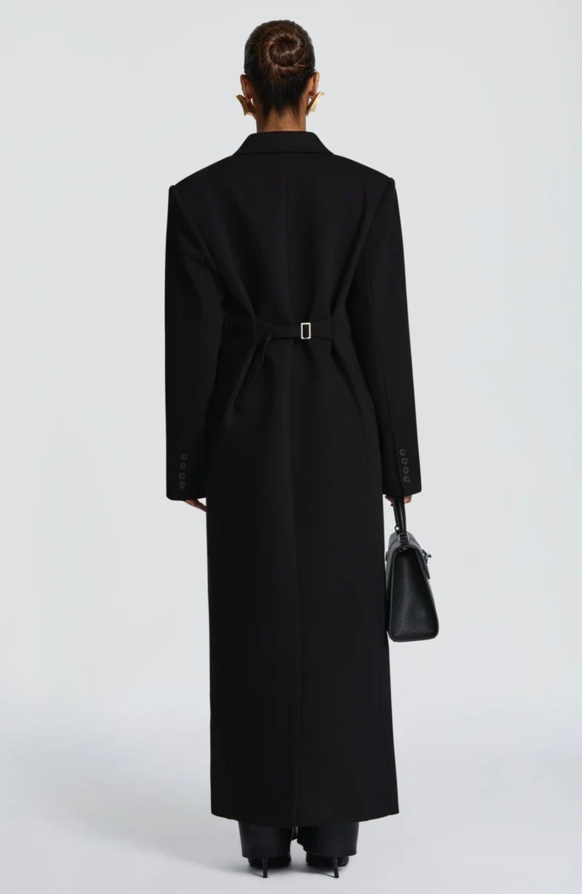 Cappotto Maxi Doppio Petto Sartoriale Caratterizzato da spalle definite, ampi revers e un’elegante allacciatura a doppio petto, è il capo definitivo per elevare i tuoi outfit invernali con un tocco di lusso discreto e minimalista.