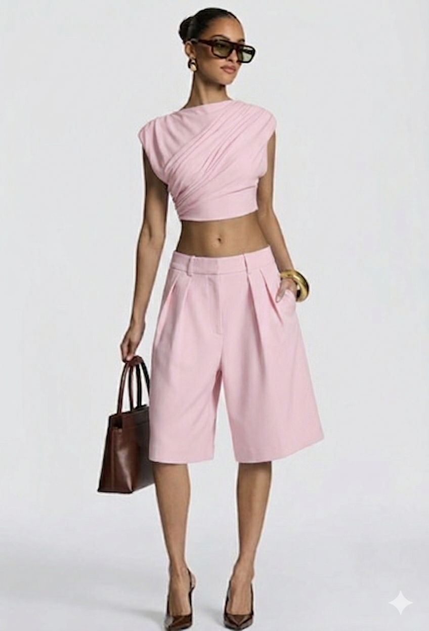 Completo GIULIA Questo look è un perfetto mix tra eleganza e minimalismo, ideale sia per il giorno che per la sera.