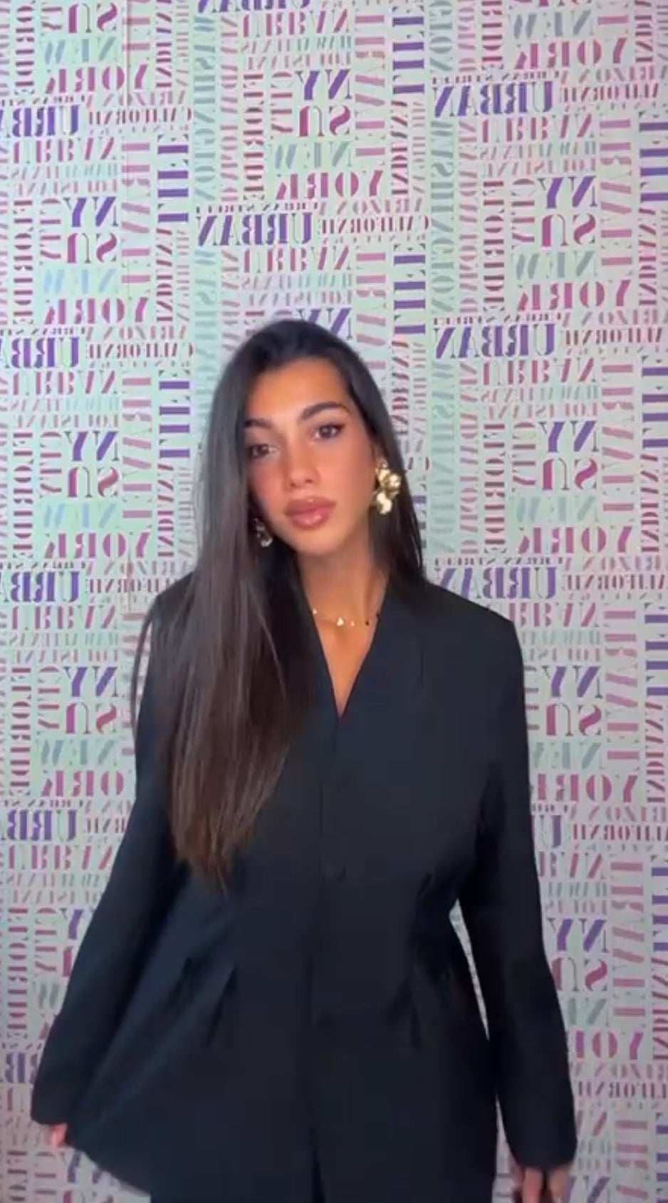 Tailleur TOKYO femminile in stile business-chic, composto da giacca sartoriale e pantaloni ampi a gamba dritta. Perfetto per ufficio, meeting o occasioni formali. Tessuto confortevole e vestibilità moderna per un look professionale e raffinato.