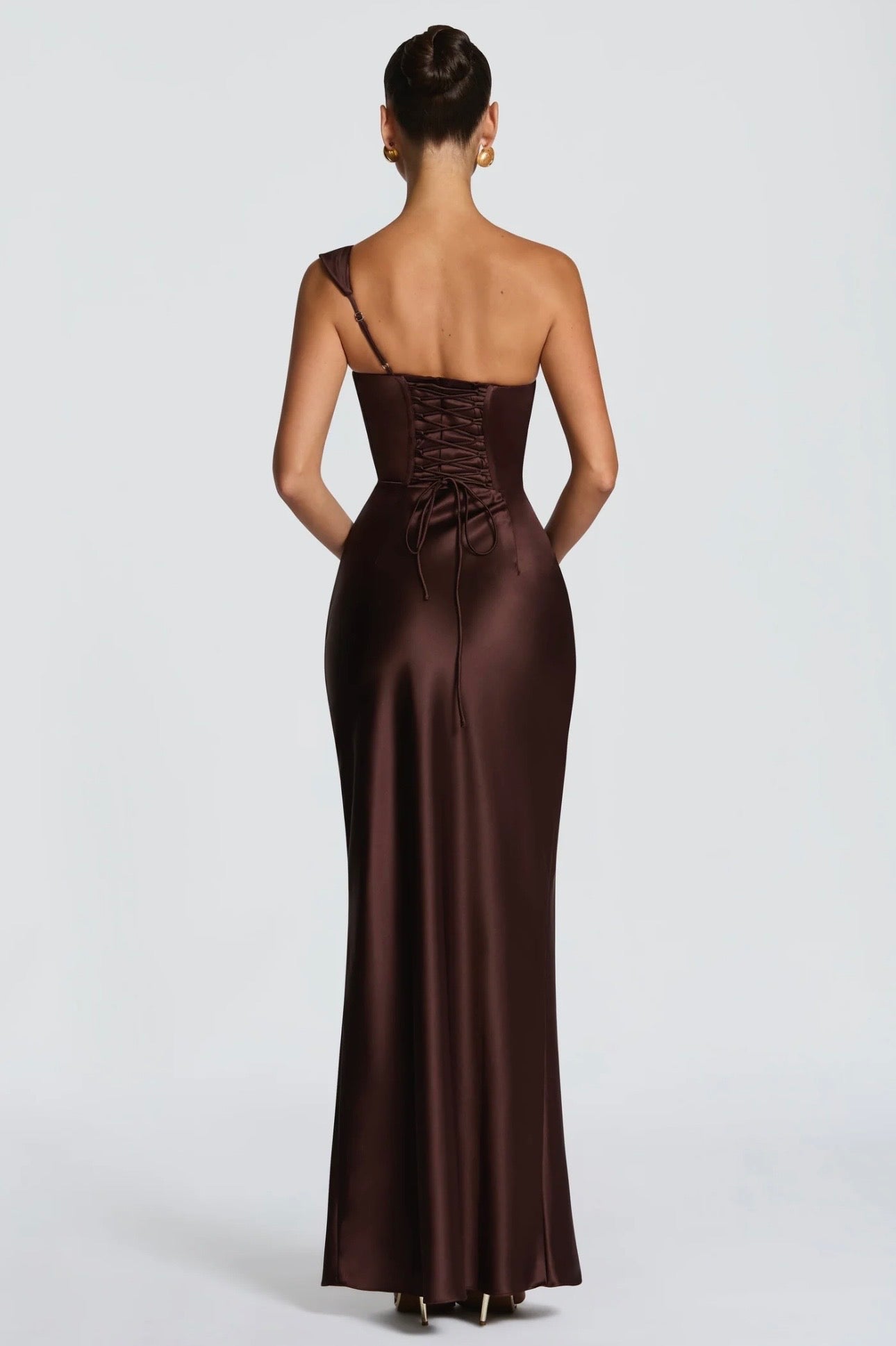 Abito Marcella monospalla in raso lucido con drappeggio sul décolleté e vita strutturata. Silhouette aderente che valorizza la figura.
Perfetto per occasioni formali ed
eventi serali.