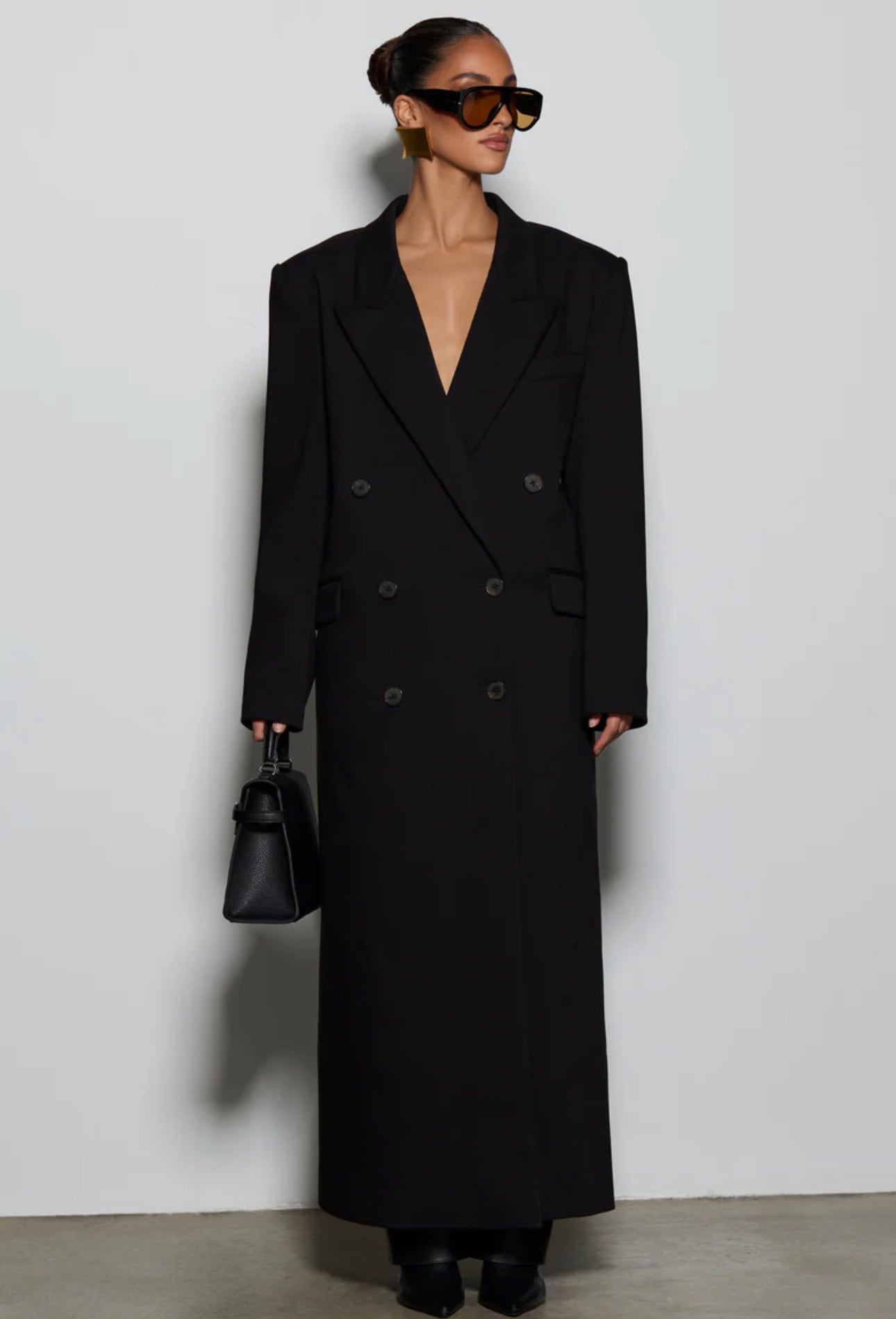 Promozione Cappotto ISABELLA  lungo dal taglio sartoriale con design doppiopetto e spalle strutturate. Elegante e versatile, perfetto per completare look sofisticati nelle giornate più fredde.
