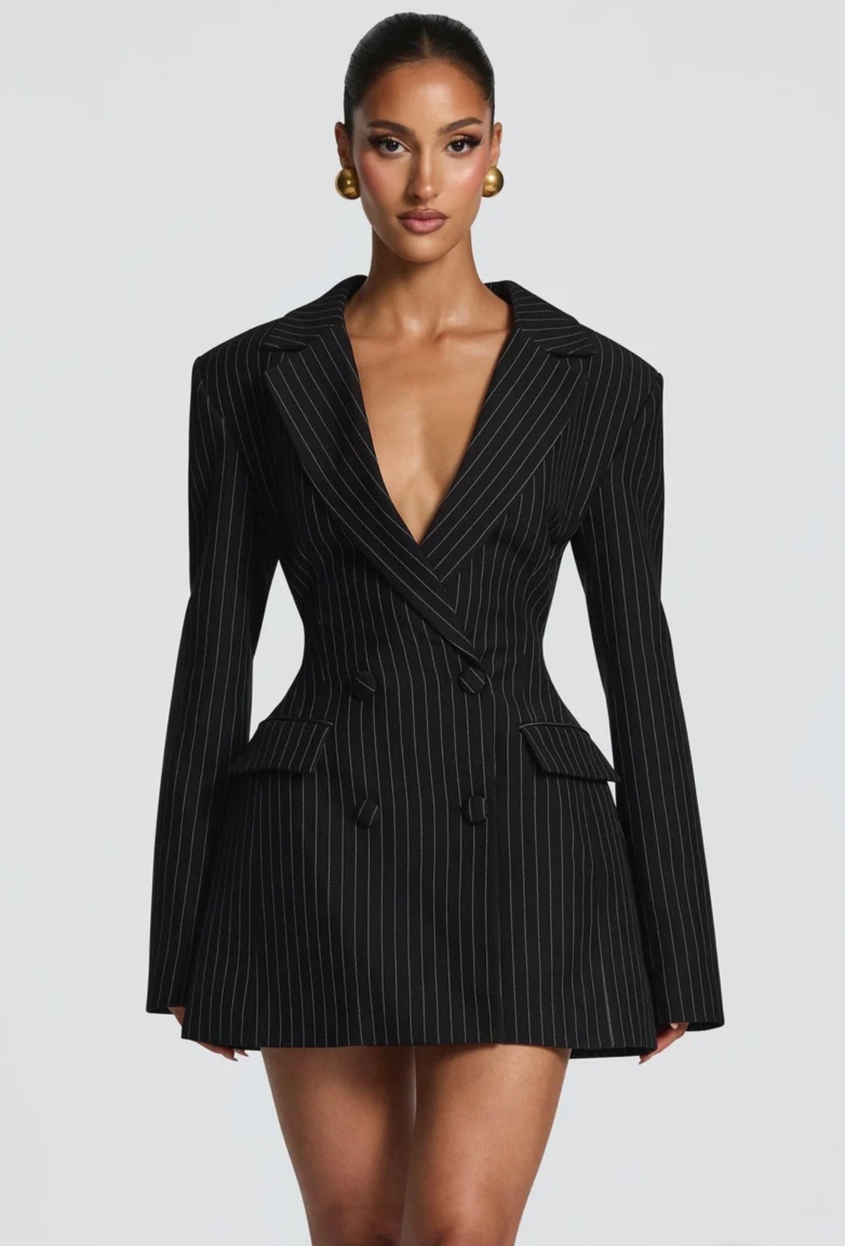 Blazer Elvira Un capo versatile che ridefinisce il concetto di power-dressing, perfetto da indossare come mini abito o come giacca over per un look stratificato.