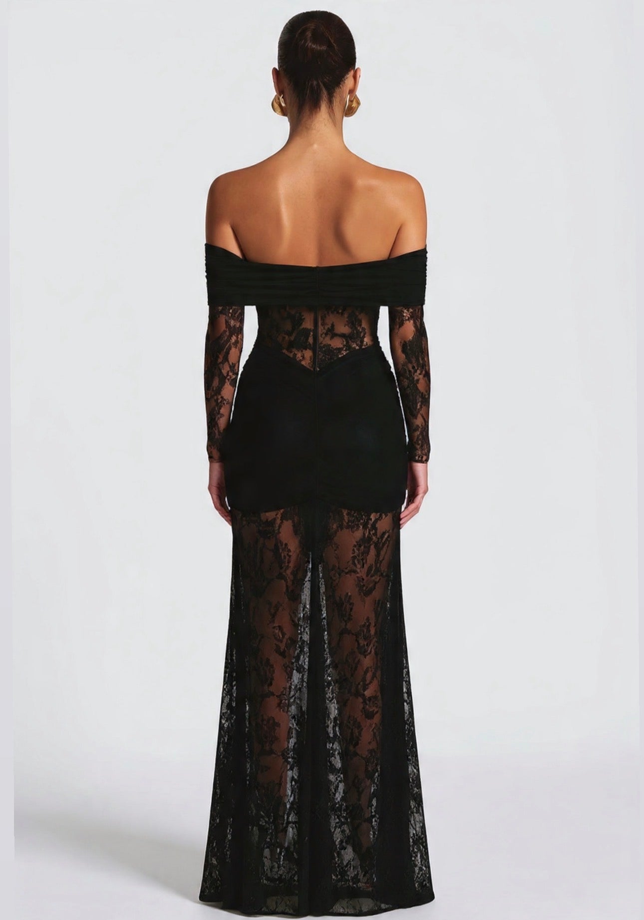 Abito AMIRA Trasparenze audaci e drappeggi perfetti. Scopri l'abito lungo in pizzo e mesh che ridefinisce l'eleganza per i tuoi eventi speciali.