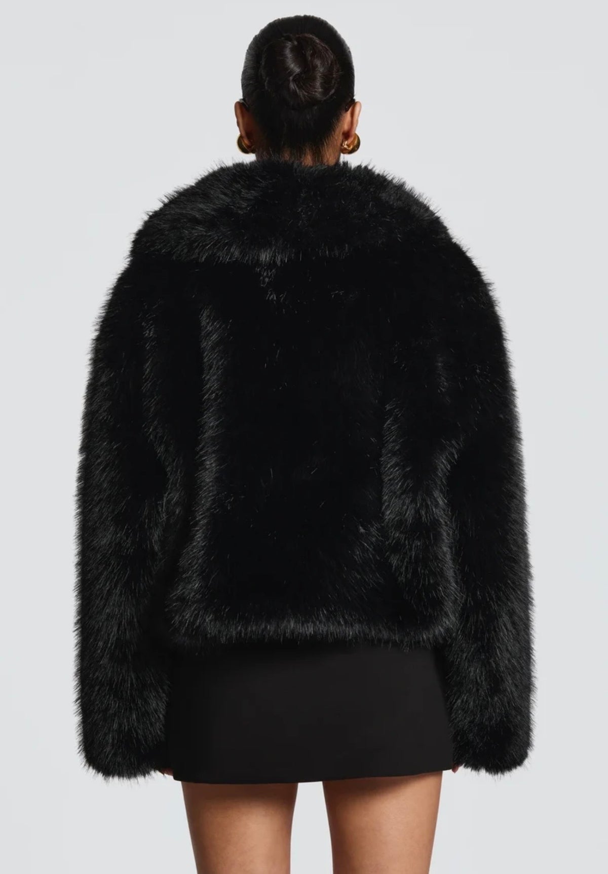 Giacca Crop in Ecopelliccia con Reverse Ampio in promozione.Morbidezza avvolgente e stile audace: il capospalla crop che trasforma ogni look serale in una dichiarazione di moda.