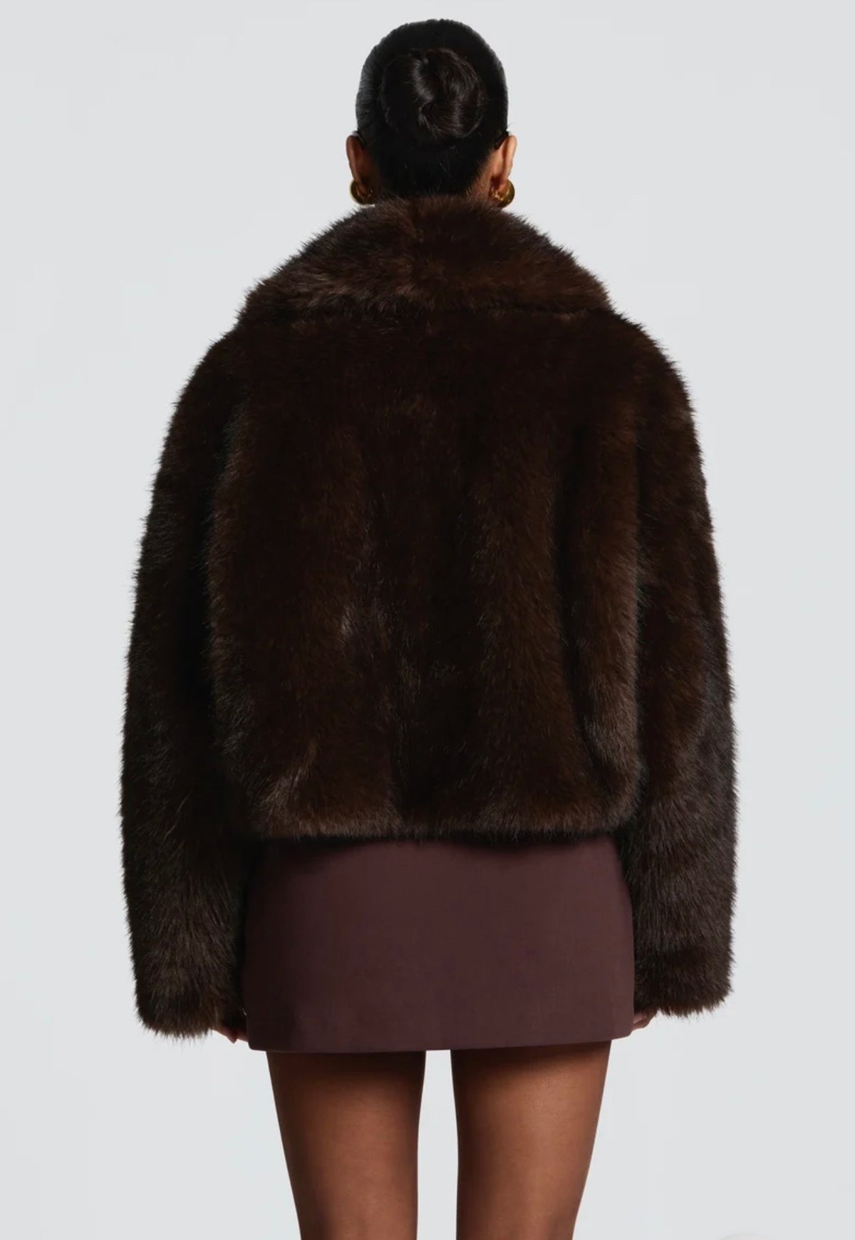 Giacca Crop in Ecopelliccia con Reverse Ampio in promozione.Morbidezza avvolgente e stile audace: il capospalla crop che trasforma ogni look serale in una dichiarazione di moda.
