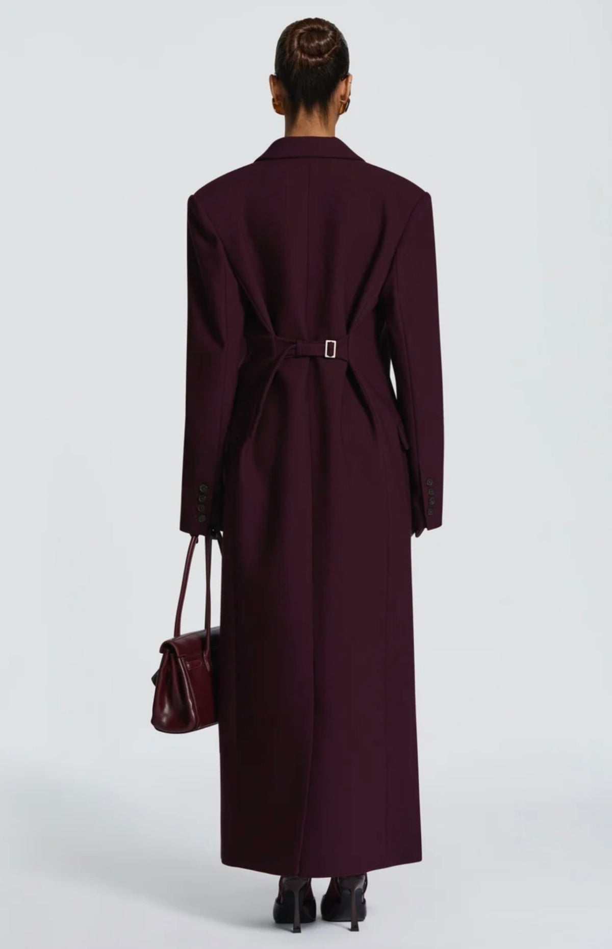 Cappotto Maxi Doppio Petto Sartoriale Caratterizzato da spalle definite, ampi revers e un’elegante allacciatura a doppio petto, è il capo definitivo per elevare i tuoi outfit invernali con un tocco di lusso discreto e minimalista.