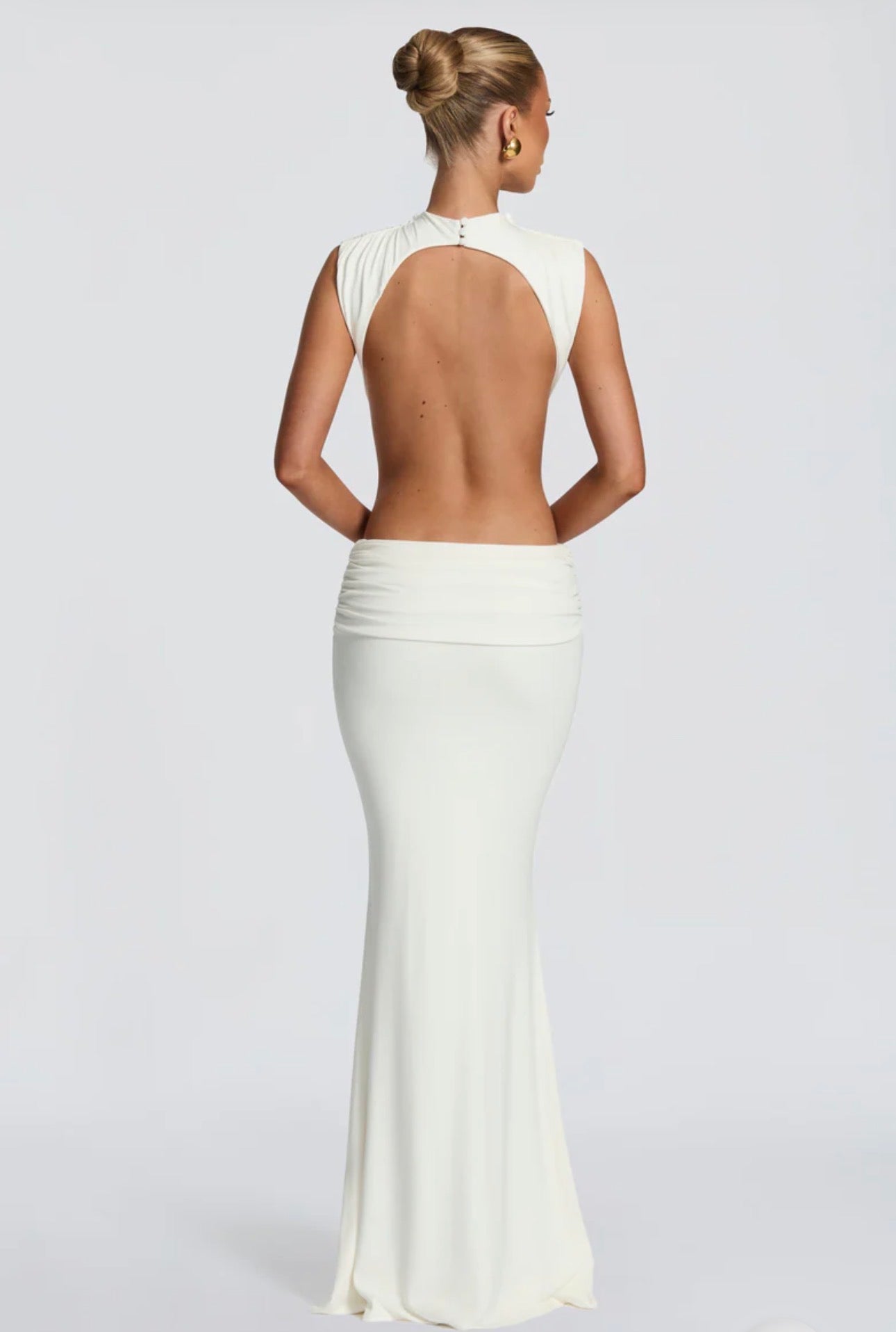 Abito Alba Il perfetto connubio tra eleganza scultorea e audacia contemporanea. Questo abito lungo bianco è pensato per chi vuole ridefinire il concetto di glamour,