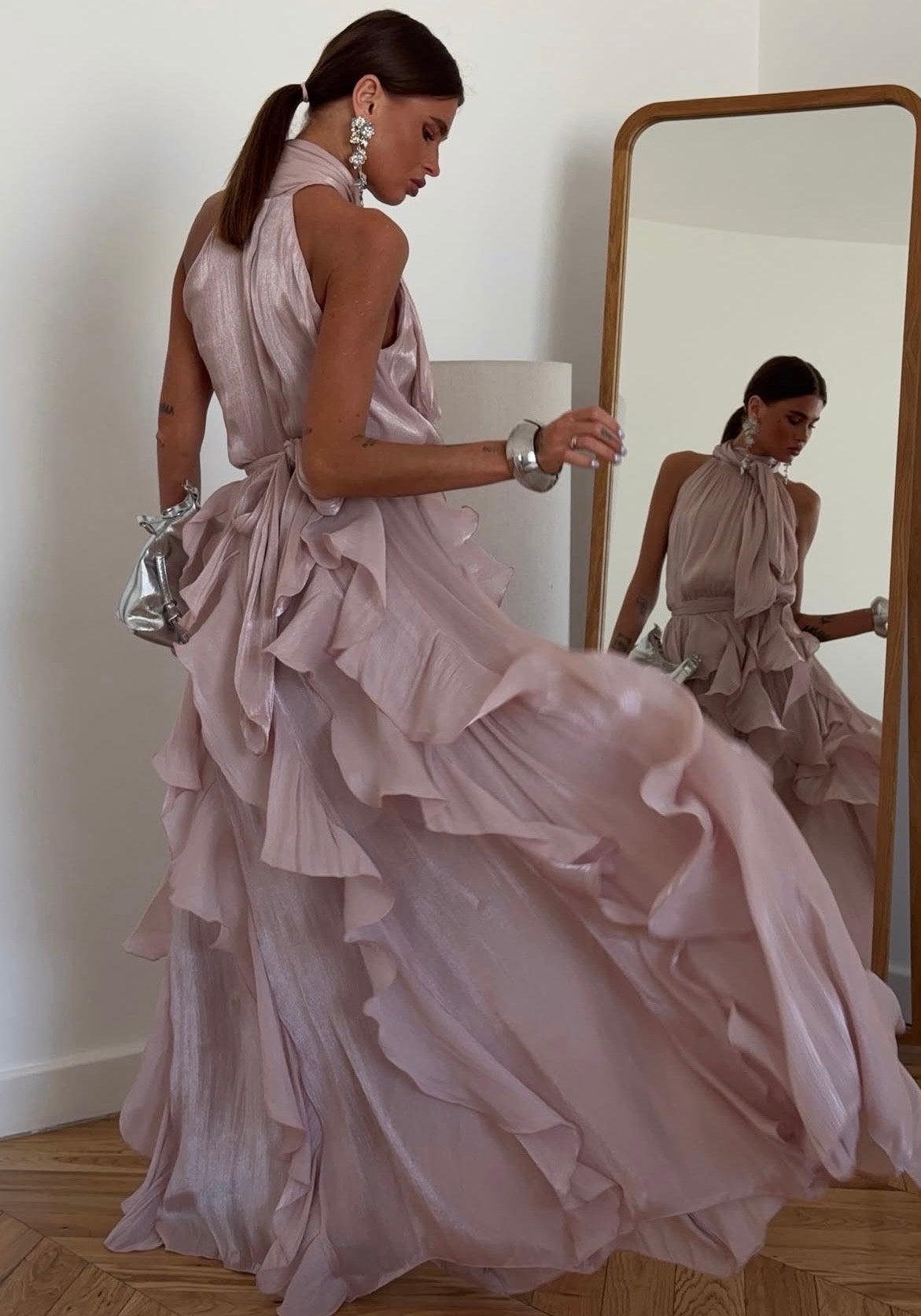 Abito Rouches maxi dress con scollo all'americana, collo con fiocco e gonna a cascata di rouches multistrato pensato per chi vuole essere al centro della scena senza sforzo. La silhouette fluida e il tessuto leggero lo rendono perfetto