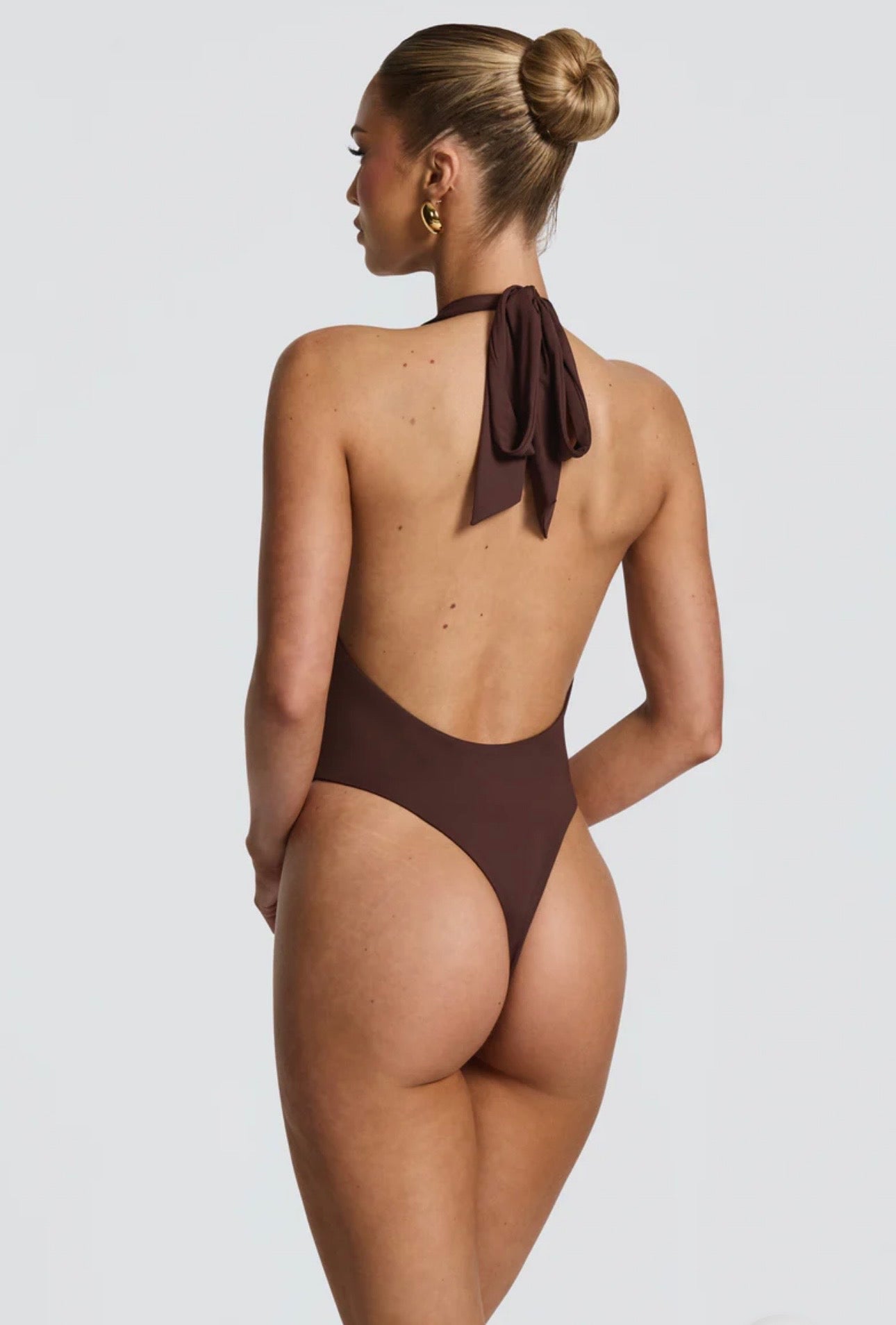Costume Intero Halter Sgambato con Gonna Rimovibile Il massimo del glamour, dalla spiaggia al cocktail party