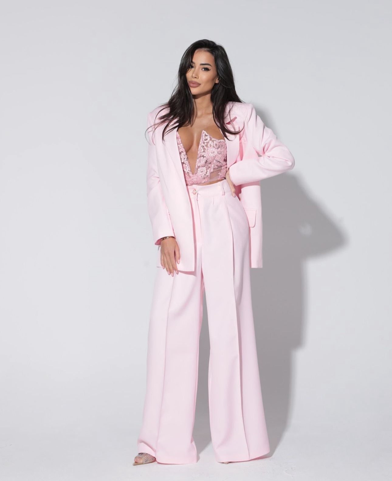 Tailleur Renata Questo completo è la scelta perfetta per distinguerti con stile: blazer dal taglio elegante, pantalone a gamba larga che slancia la figura e top in pizzo delicato che aggiunge un tocco sensuale e sofisticato.