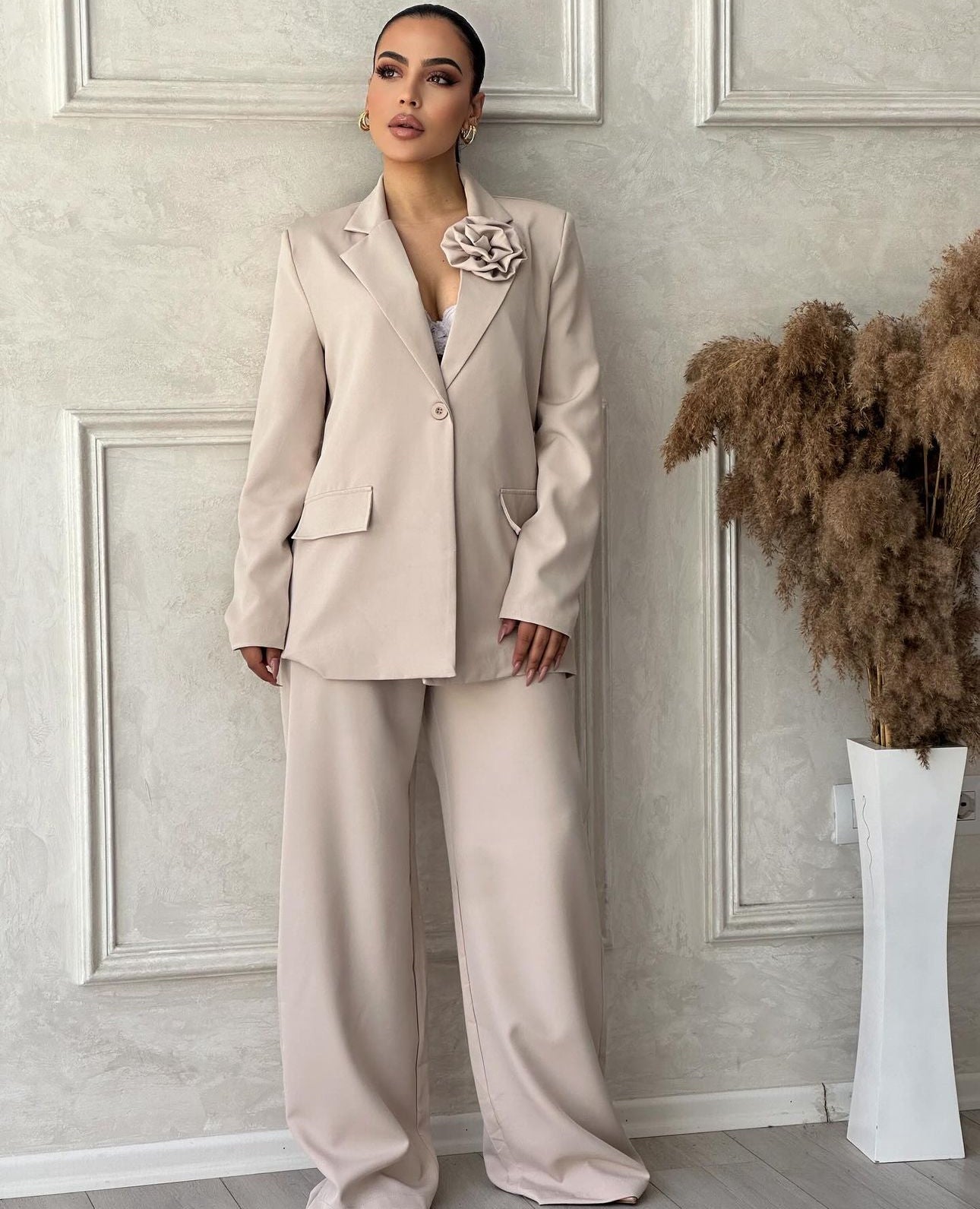 Tailleur Debora  giacca foderata con spilla fiore 🌺 pantalone largo vestibilita morbida comoda Made in Italy 🇮🇹