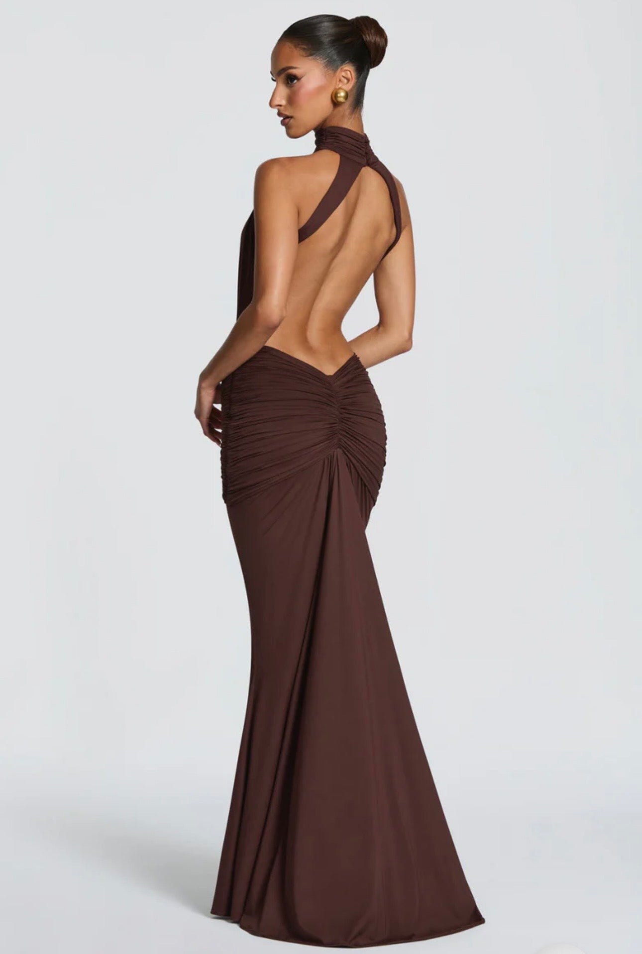 Abito Serena Caratterizzato da una silhouette a sirena che valorizza le forme, questo modello unisce un sofisticato collo alto a un audace gioco di drappeggi e intagli cut-out sui fianchi.