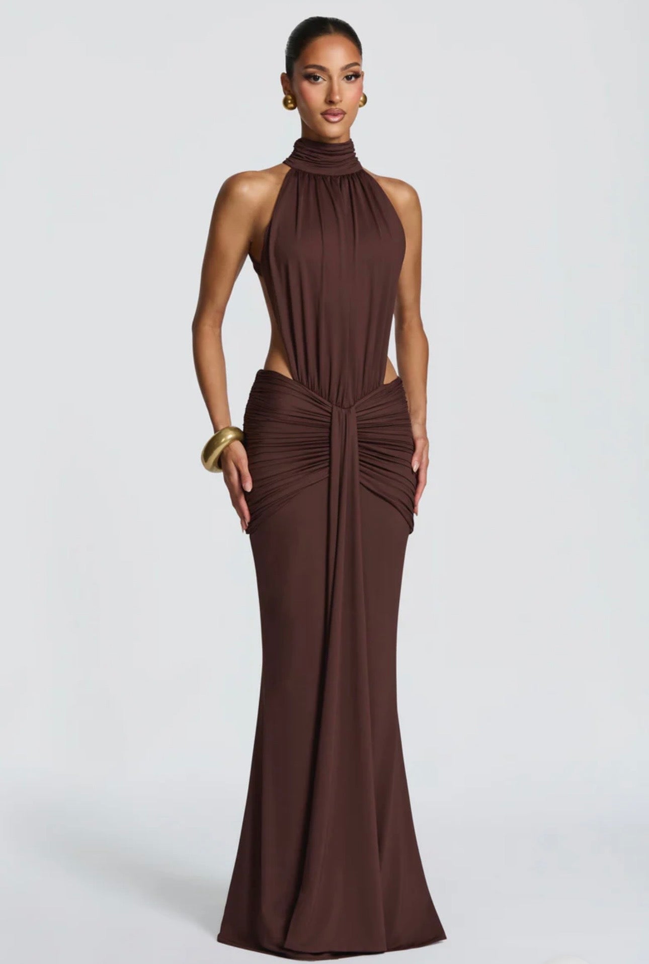 Abito Serena Caratterizzato da una silhouette a sirena che valorizza le forme, questo modello unisce un sofisticato collo alto a un audace gioco di drappeggi e intagli cut-out sui fianchi.