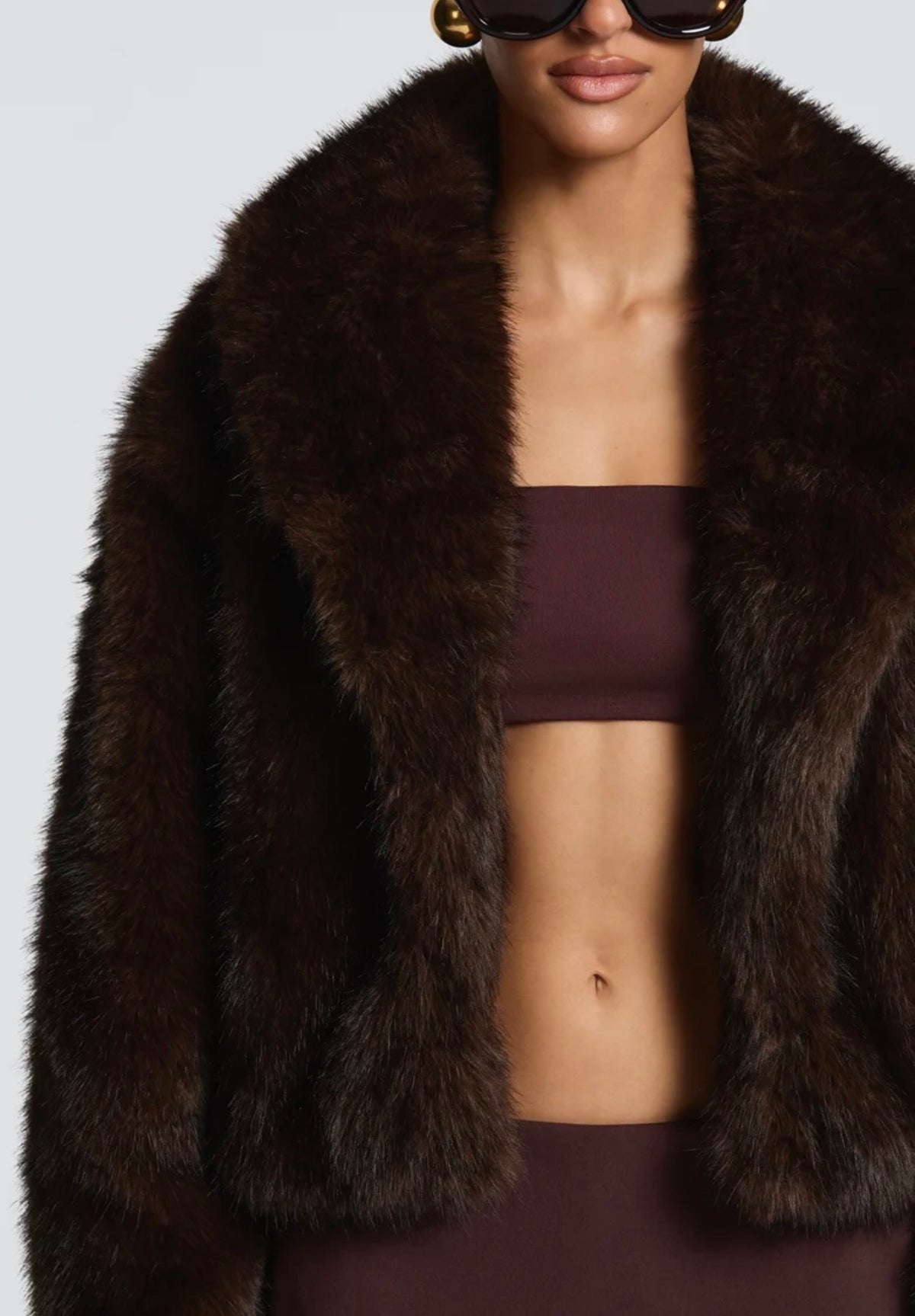 Giacca Crop in Ecopelliccia con Reverse Ampio in promozione.Morbidezza avvolgente e stile audace: il capospalla crop che trasforma ogni look serale in una dichiarazione di moda.