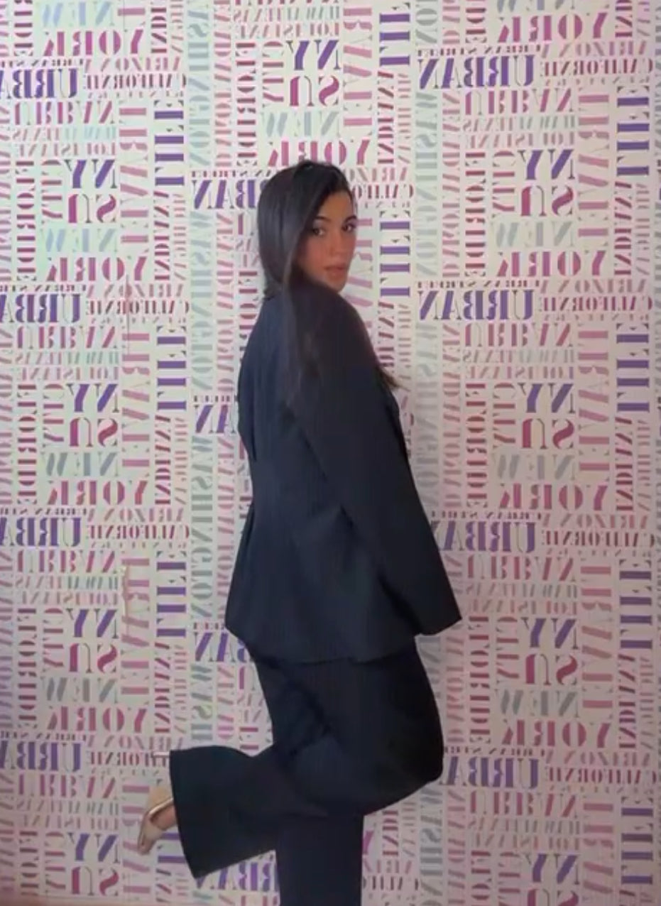 Tailleur TOKYO femminile in stile business-chic, composto da giacca sartoriale e pantaloni ampi a gamba dritta. Perfetto per ufficio, meeting o occasioni formali. Tessuto confortevole e vestibilità moderna per un look professionale e raffinato.