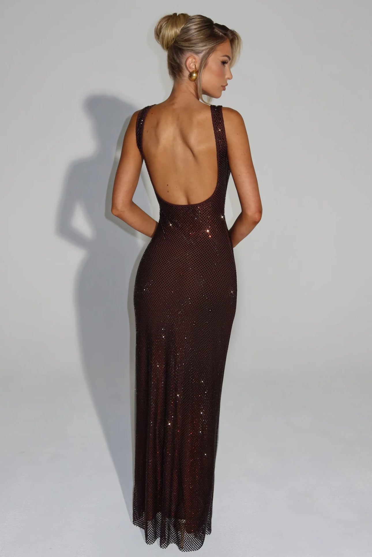 Abito LOLA Sensuale ed elegante, questo abito maxi scintillante avvolge la silhouette con una vestibilità morbida . Il tessuto luminoso cattura la luce ad ogni movimento, mentre lo scollo squadrato e le spalline larghe donano un tocco moderno e raffinato.