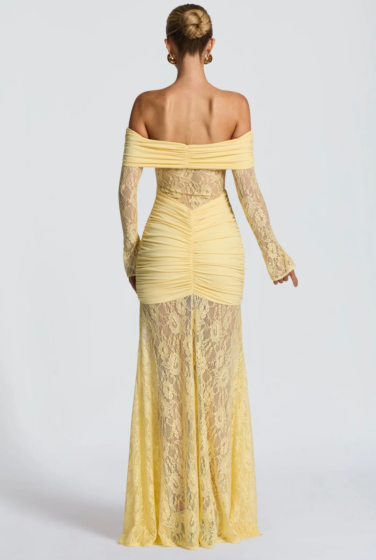 Abito AMIRA Trasparenze audaci e drappeggi perfetti. Scopri l'abito lungo in pizzo e mesh che ridefinisce l'eleganza per i tuoi eventi speciali.