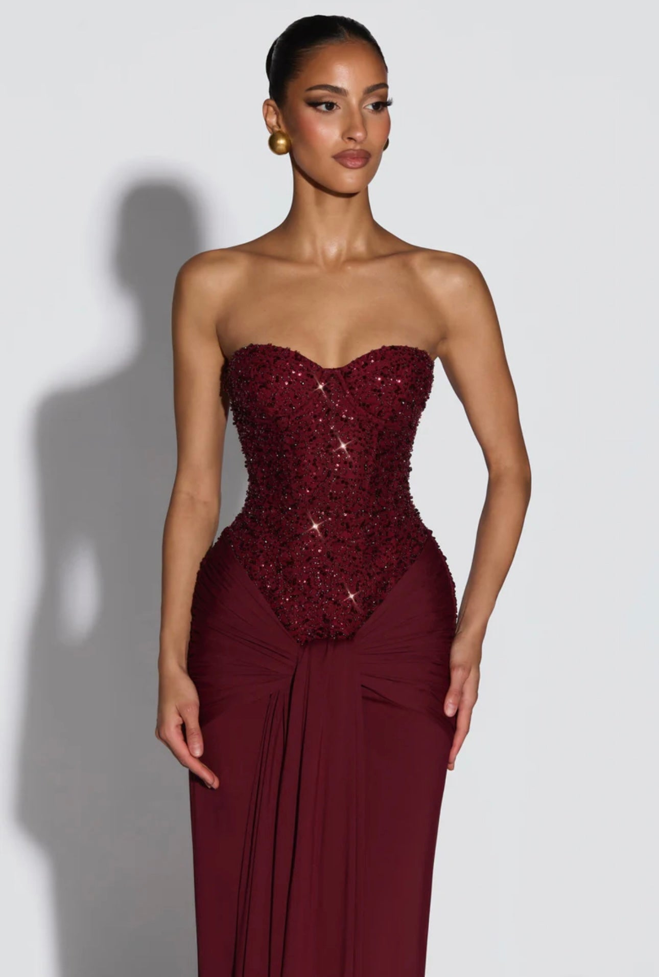 Abito LUNA Romantico e sofisticato,è pensato per lasciare il segno. Il corpetto strapless strutturato, impreziosito da micro-cristalli luminosi, valorizza il décolleté e la silhouette. La gonna lunga in tessuto fluido cade morbida