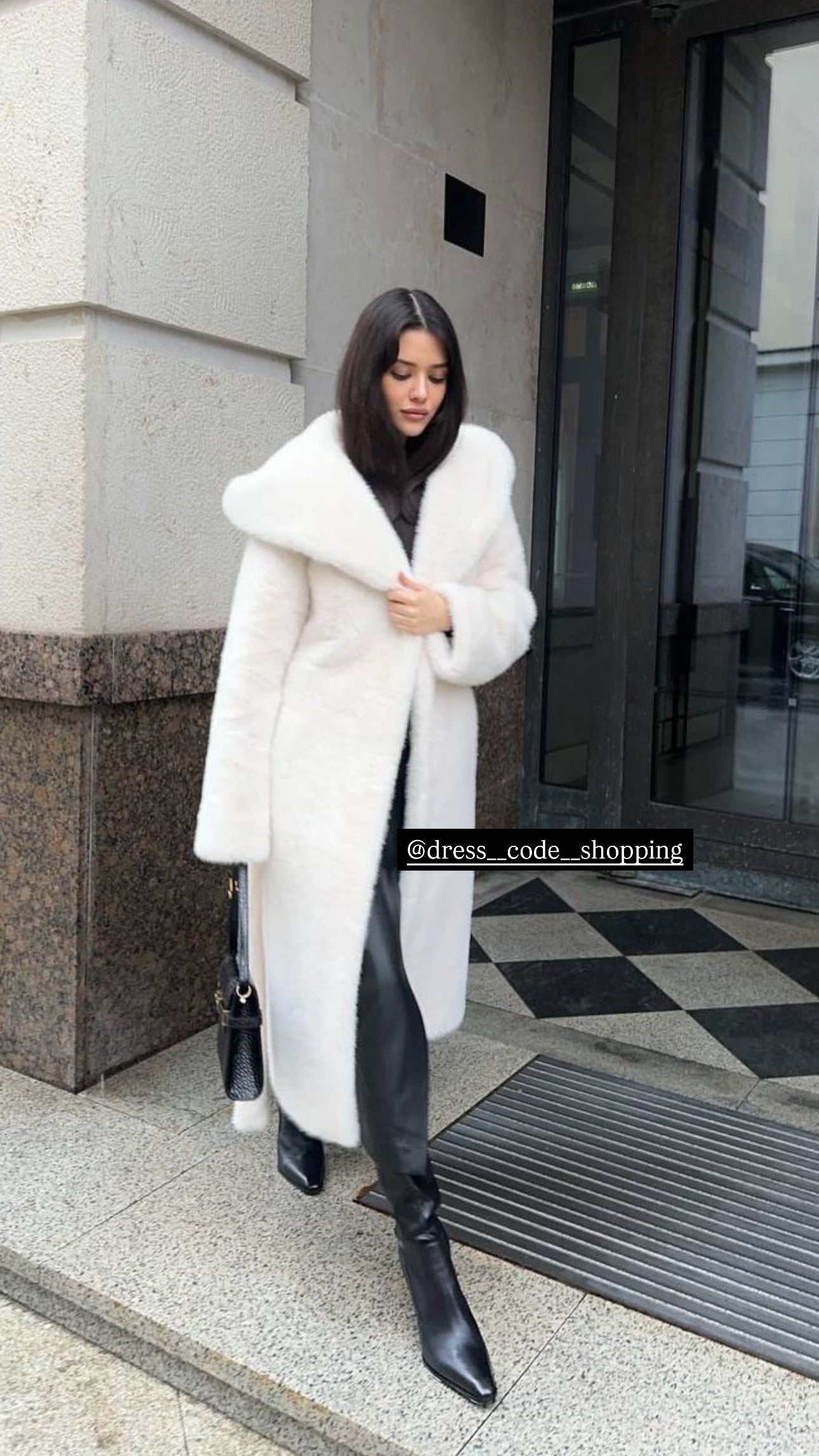 Pelliccia GRETA ecologica lunga con cappuccio ha una texture morbida e avvolgente, perfetto per affrontare il freddo e la pioggia con stile… in promozione