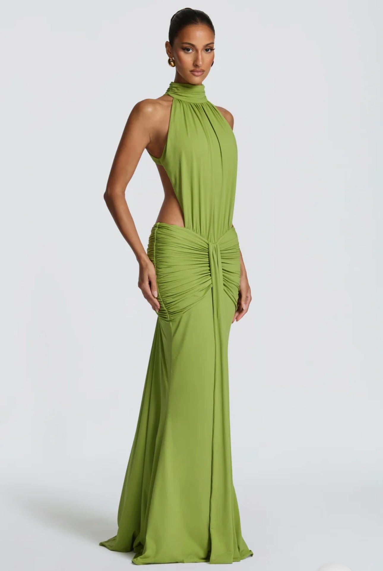 Abito Serena Caratterizzato da una silhouette a sirena che valorizza le forme, questo modello unisce un sofisticato collo alto a un audace gioco di drappeggi e intagli cut-out sui fianchi.