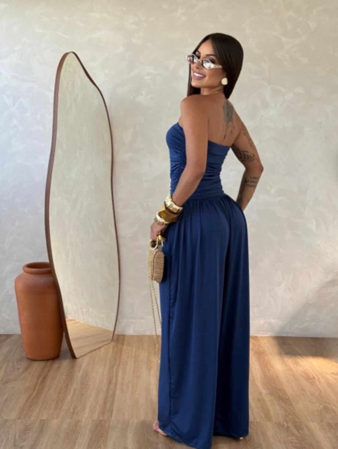 Jumpsuite Valentina Foulard in OMAGGIO
Aggiungi un tocco di freschezza al tuo guardaroba con questa splendida tuta intera.Un capo versatile che unisce la comodità del taglio a palazzo all'eleganza del top a fascia.