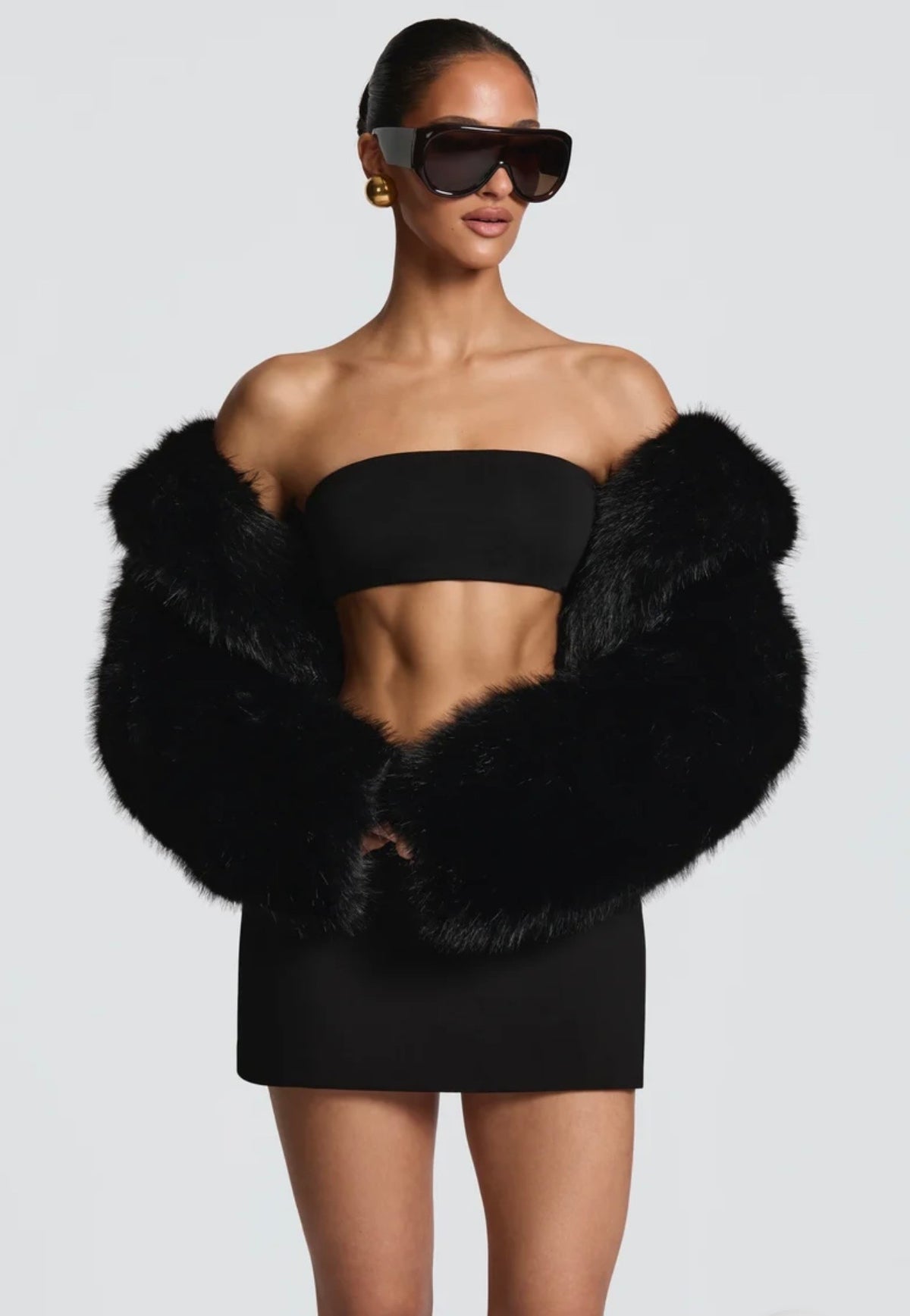 Giacca Crop in Ecopelliccia con Reverse Ampio in promozione.Morbidezza avvolgente e stile audace: il capospalla crop che trasforma ogni look serale in una dichiarazione di moda.